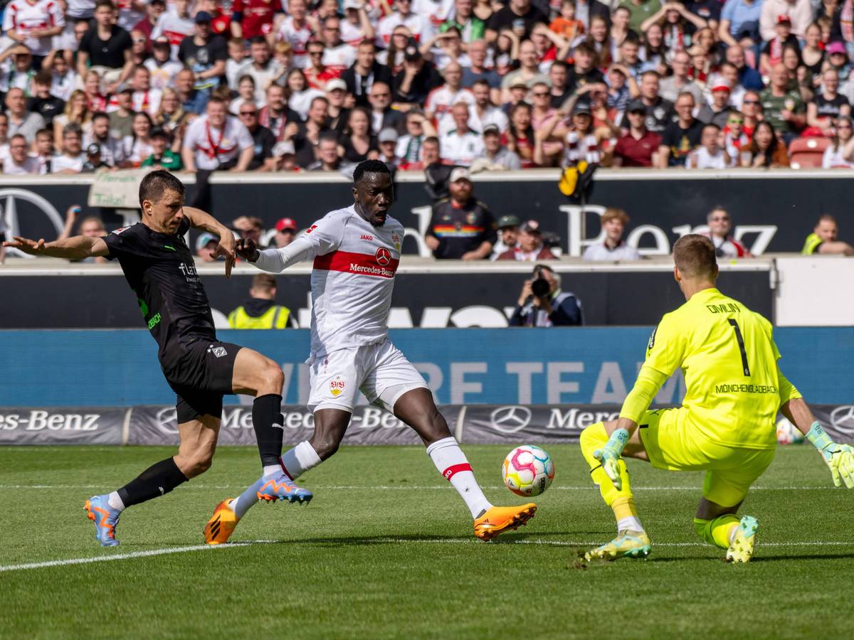 Stefan Lainer (l.) und Jonas Omlin (r.) von Borussia Mönchengladbach versuchen am 29. April 2023 mit vereinten Kräften, Silas Katompa Mvumpa vom VfB Stuttgart) zu stoppen.