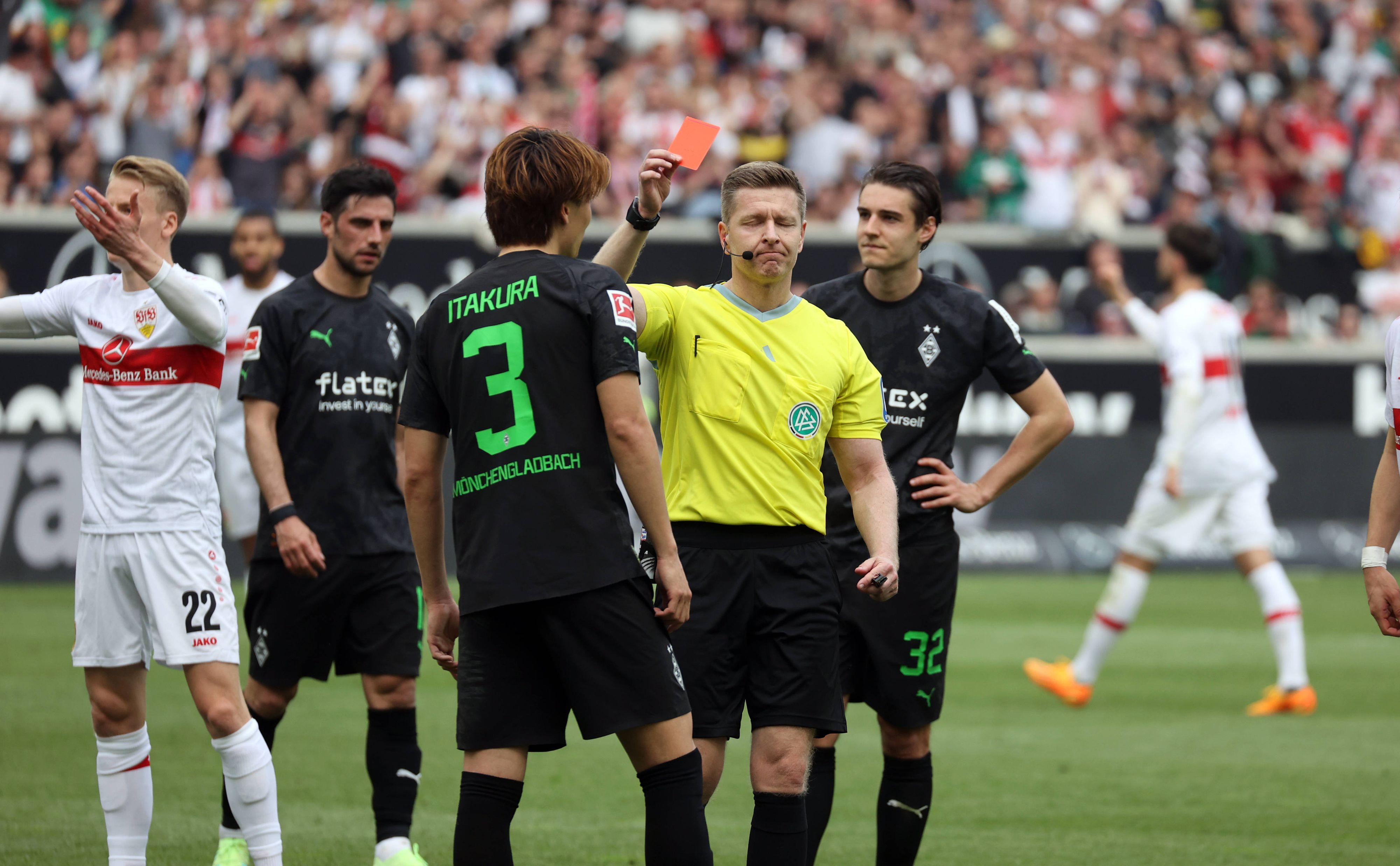 Schiedsrichter Tobias Welz zeigt Ko Itakura (Nr. 3) von Borussia Mönchengladbach am 29. April 2023 gegen den VfB Stuttgart die Rote Karte.