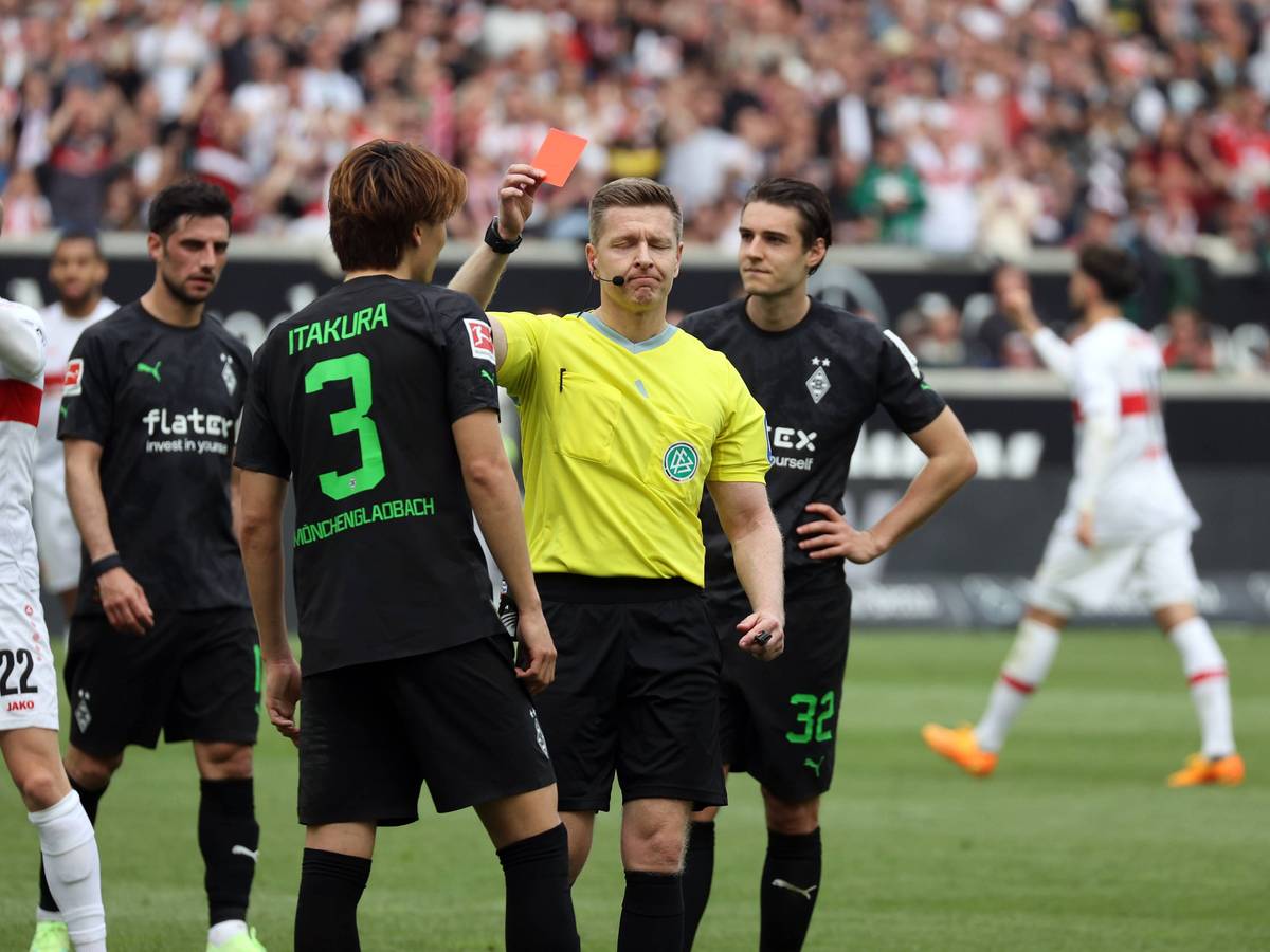 Schiedsrichter Tobias Welz zeigt Ko Itakura (Nr. 3) von Borussia Mönchengladbach am 29. April 2023 gegen den VfB Stuttgart die Rote Karte.