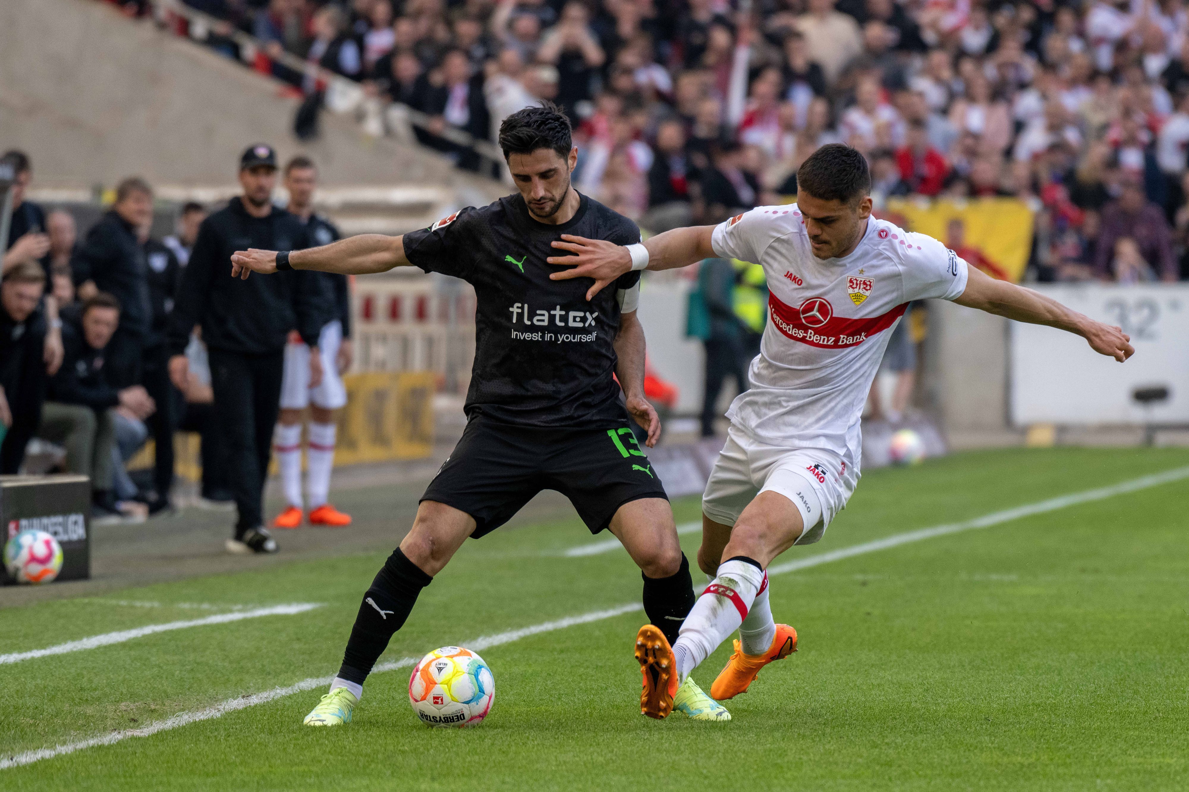 Borussia Mönchengladbach hat am Samstag (29. April 2023) das Auswärtsspiel beim VfB Stuttgart 1:2 verloren. Das Foto zeigt VfL-Kapitän Lars Stindl (l.) im Duell mit VfB-Verteidiger Konstantinos Mavropanos (r.).
