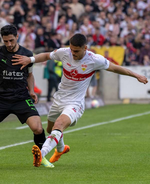 Borussia Mönchengladbach hat am Samstag (29. April 2023) das Auswärtsspiel beim VfB Stuttgart 1:2 verloren. Das Foto zeigt VfL-Kapitän Lars Stindl (l.) im Duell mit VfB-Verteidiger Konstantinos Mavropanos (r.).