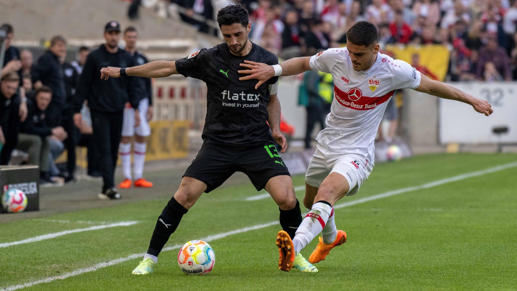 Borussia Mönchengladbach hat am Samstag (29. April 2023) das Auswärtsspiel beim VfB Stuttgart 1:2 verloren. Das Foto zeigt VfL-Kapitän Lars Stindl (l.) im Duell mit VfB-Verteidiger Konstantinos Mavropanos (r.).