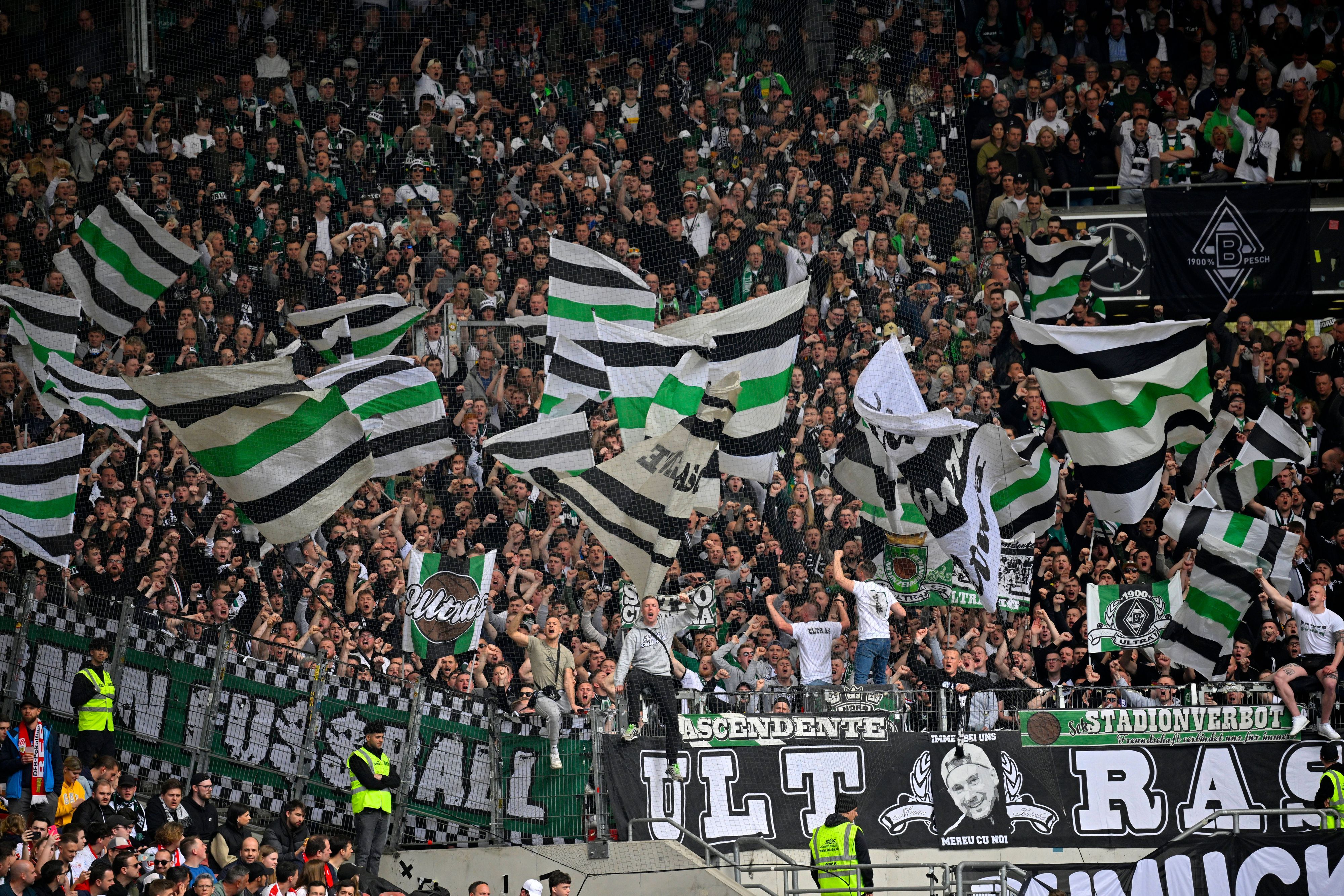 Die Fans von Borussia Mönchengladbach am 29. April 2023 im Gästeblock der Mercedes Benz Arena in Stuttgart.