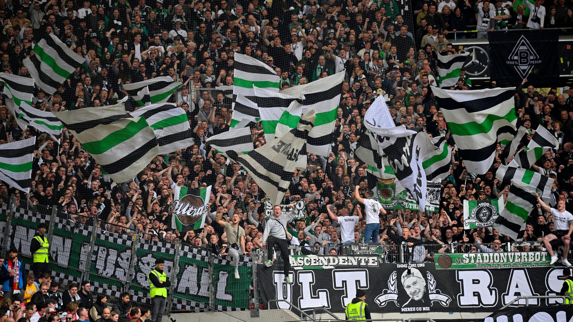 Die Fans von Borussia Mönchengladbach am 29. April 2023 im Gästeblock der Mercedes Benz Arena in Stuttgart.
