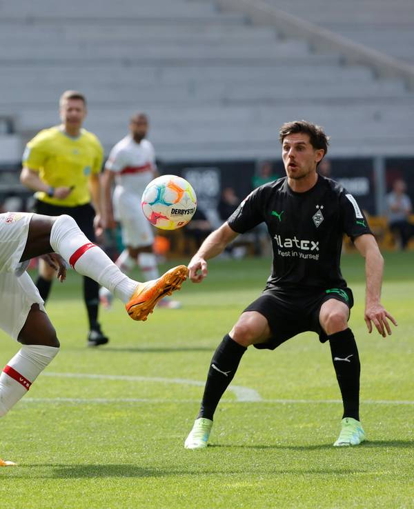 Die Gladbach-Profis Alassane Plea (l.) und Jonas Hofmann (r.) während der Bundesliga-Partie am Samstag (29. April 2023) beim VfB Stuttgart im Duell mit Serhou Yadaly Guirassy (M.). Der Stuttgarter behauptet den Ball.