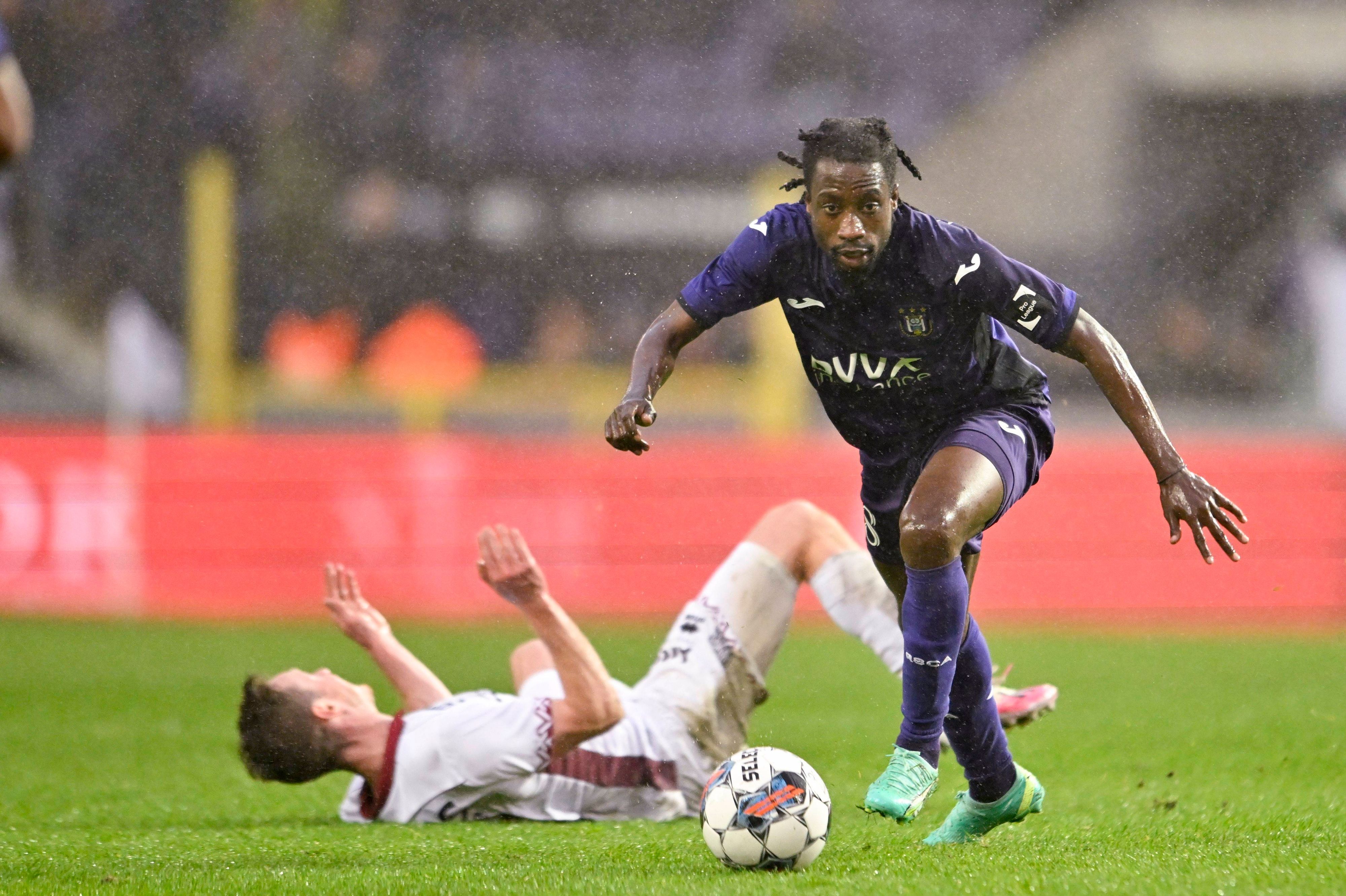Ein Kraftpaket in Aktion! Majeed Ashimeru (r.) vom belgischen Klub RSC Anderlecht soll angeblich ein Transferkandidat bei Fußball-Bundesligist Borussia Mönchengladbach sein. Auf diesem Bild ist der Mittelfeldspieler am 23. April 2023 im Duell gegen KV Mechelen zu sehen. Majeed Ashimeru behauptet den Ball und treibt mit dem Ball am Fuß das Spiel an.