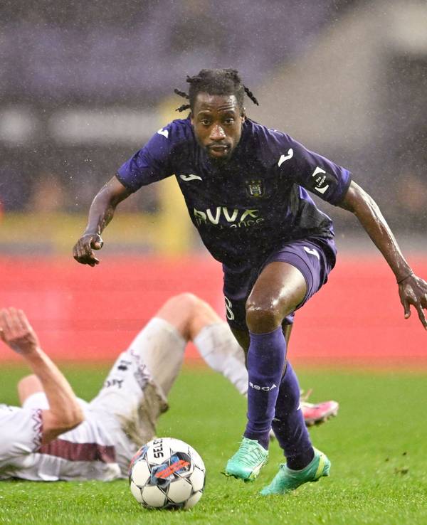 Ein Kraftpaket in Aktion! Majeed Ashimeru (r.) vom belgischen Klub RSC Anderlecht soll angeblich ein Transferkandidat bei Fußball-Bundesligist Borussia Mönchengladbach sein. Auf diesem Bild ist der Mittelfeldspieler am 23. April 2023 im Duell gegen KV Mechelen zu sehen. Majeed Ashimeru behauptet den Ball und treibt mit dem Ball am Fuß das Spiel an.