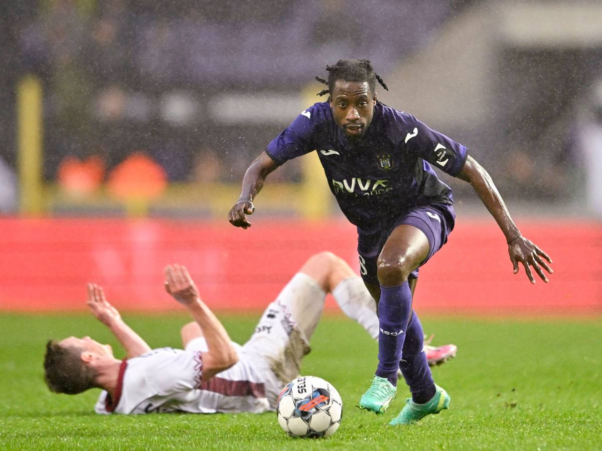 Ein Kraftpaket in Aktion! Majeed Ashimeru (r.) vom belgischen Klub RSC Anderlecht soll angeblich ein Transferkandidat bei Fußball-Bundesligist Borussia Mönchengladbach sein. Auf diesem Bild ist der Mittelfeldspieler am 23. April 2023 im Duell gegen KV Mechelen zu sehen. Majeed Ashimeru behauptet den Ball und treibt mit dem Ball am Fuß das Spiel an.