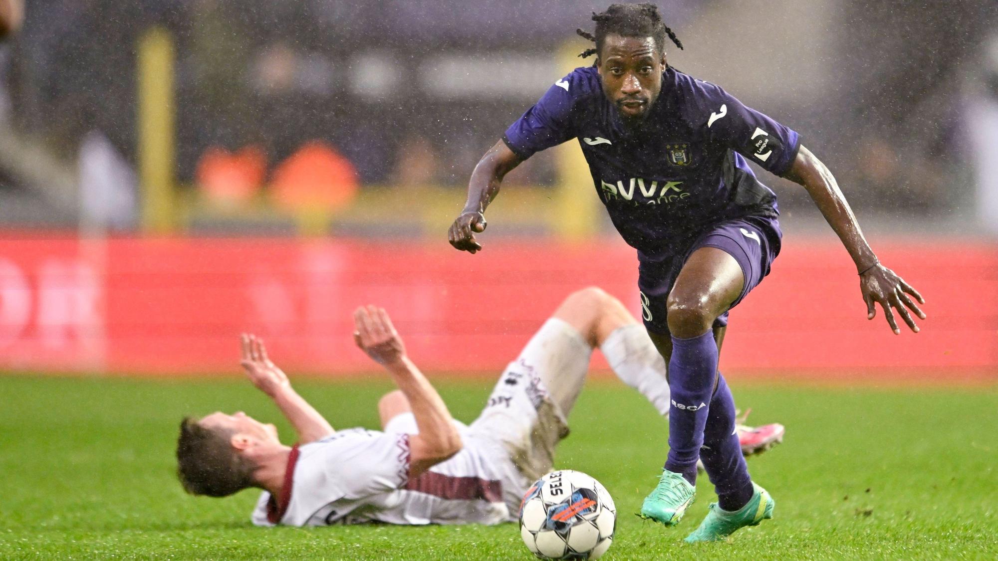 Ein Kraftpaket in Aktion! Majeed Ashimeru (r.) vom belgischen Klub RSC Anderlecht soll angeblich ein Transferkandidat bei Fußball-Bundesligist Borussia Mönchengladbach sein. Auf diesem Bild ist der Mittelfeldspieler am 23. April 2023 im Duell gegen KV Mechelen zu sehen. Majeed Ashimeru behauptet den Ball und treibt mit dem Ball am Fuß das Spiel an.