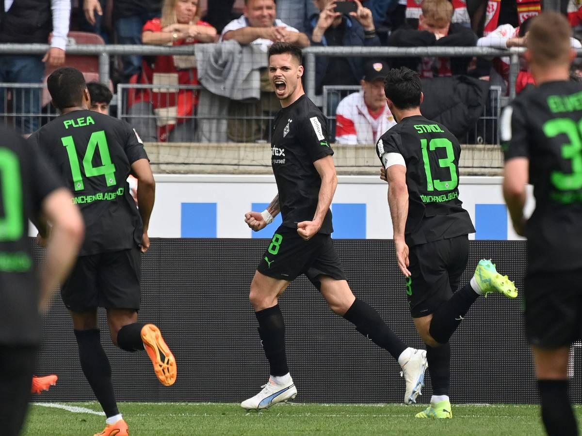 Julian Weigl (M.) jubelt nach seinem verwandelten Elfmeter für Borussia Mönchengladbach zum zwischenzeitlichen 1:1 beim VfB Stuttgart am 29. April 2023. Lars Stindl und Alassane Plea eilen zum Jubel herbei.