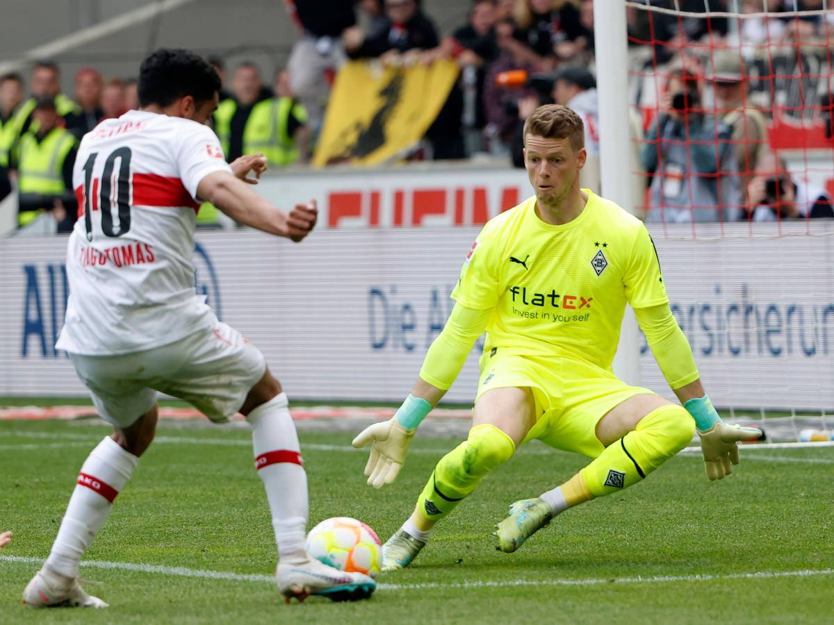 Jonas Omlin von Borussia Mönchengladbach pariert einen Schuss von Tiago Tomas (VfB Stuttgart) im Bundesliga-Duell am 29. April 2023.