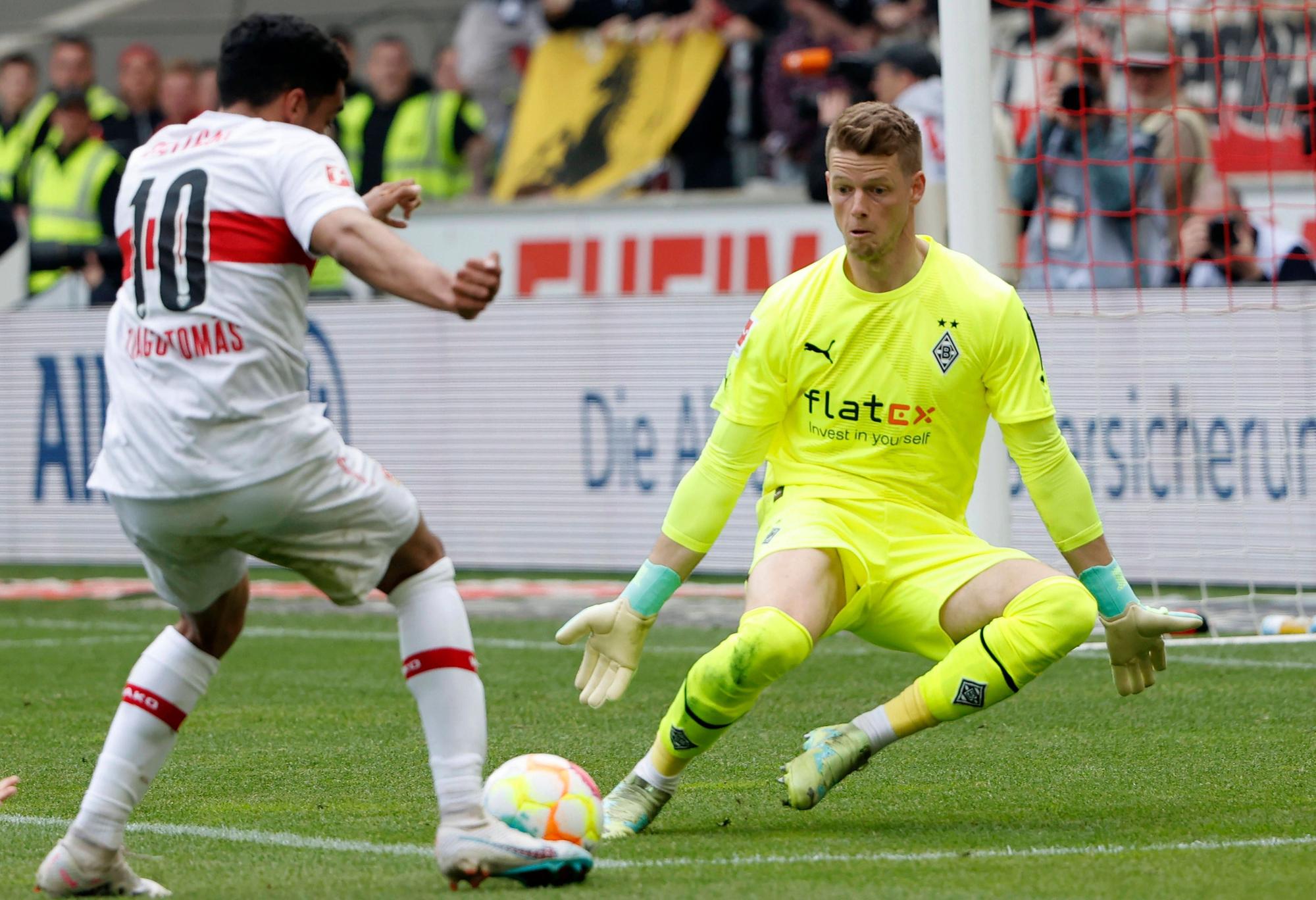 Jonas Omlin von Borussia Mönchengladbach pariert einen Schuss von Tiago Tomas (VfB Stuttgart) im Bundesliga-Duell am 29. April 2023.