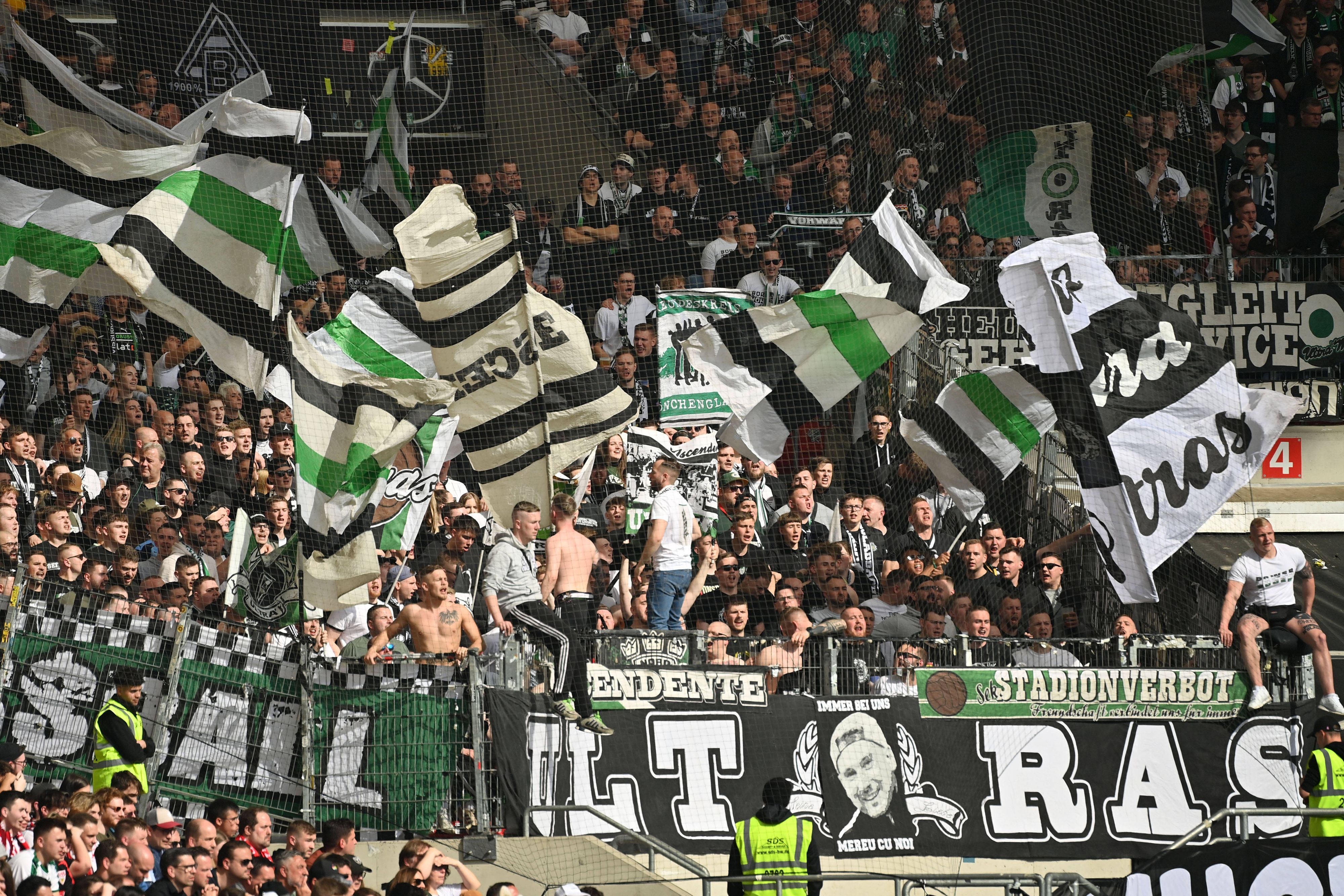 Unmut bei den Gladbach-Fans im Stuttgarter Stadion. Dieses Foto zeigt die Borussia-Anhänger während der Bundesliga-Niederlage (29. April 2023) der Fohlen-Elf beim VfB Stuttgart. Einige Fans sitzen auf einem Absperrungszaun.