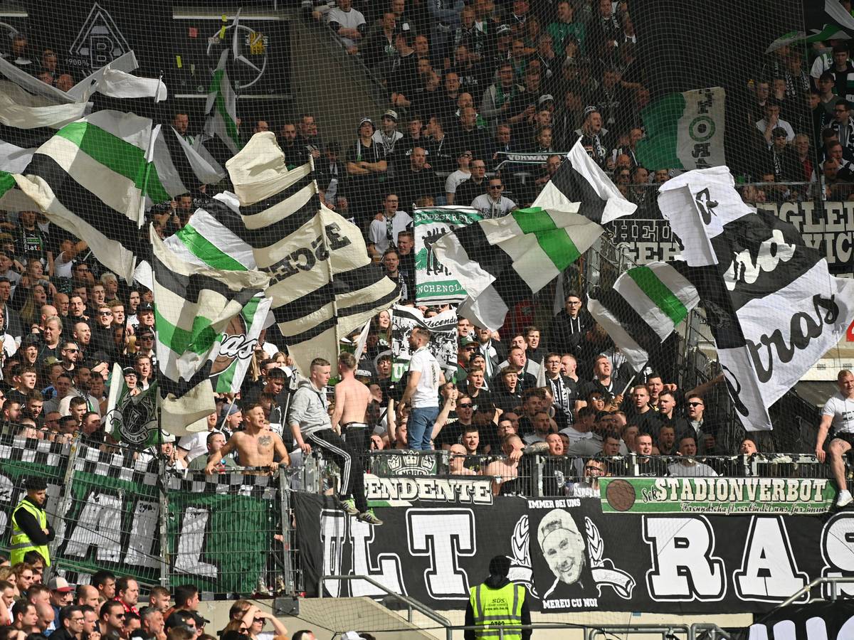 Unmut bei den Gladbach-Fans im Stuttgarter Stadion. Dieses Foto zeigt die Borussia-Anhänger während der Bundesliga-Niederlage (29. April 2023) der Fohlen-Elf beim VfB Stuttgart. Einige Fans sitzen auf einem Absperrungszaun.
