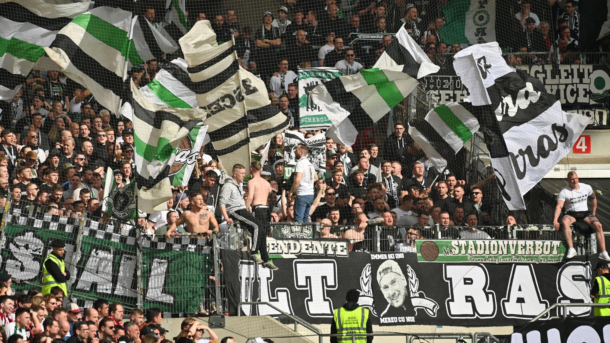 Unmut bei den Gladbach-Fans im Stuttgarter Stadion. Dieses Foto zeigt die Borussia-Anhänger während der Bundesliga-Niederlage (29. April 2023) der Fohlen-Elf beim VfB Stuttgart. Einige Fans sitzen auf einem Absperrungszaun.