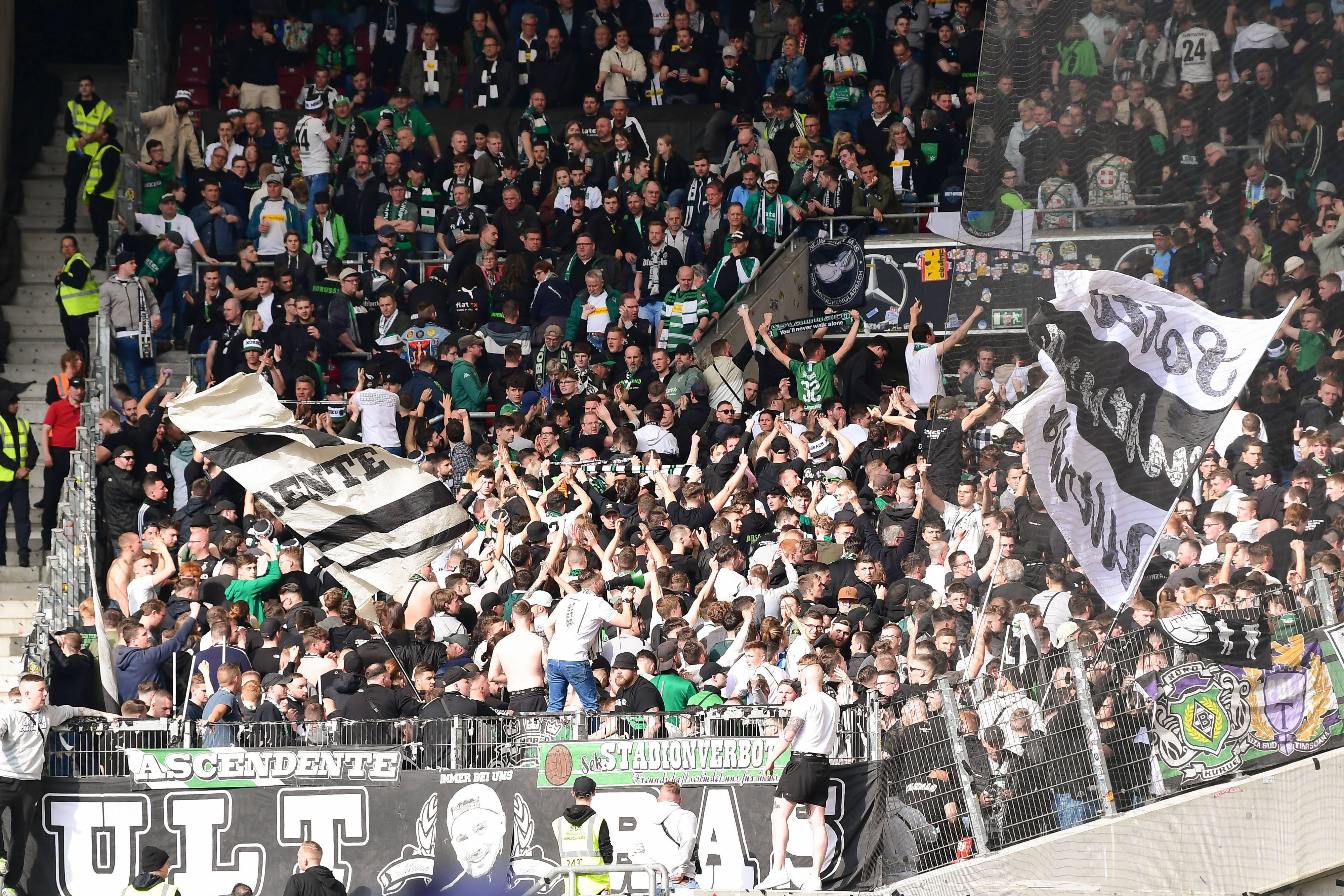 Fans von Borussia Mönchengladbach machen im Gästeblock des Stuttgarter Stadions deutlich, was sie von den sportlichen Leistungen ihrer Mannschaft halten. Sie wenden sich demonstrativ nach dem 1:2 beim VfB (29. April 2023) vom eigenen Team ab.