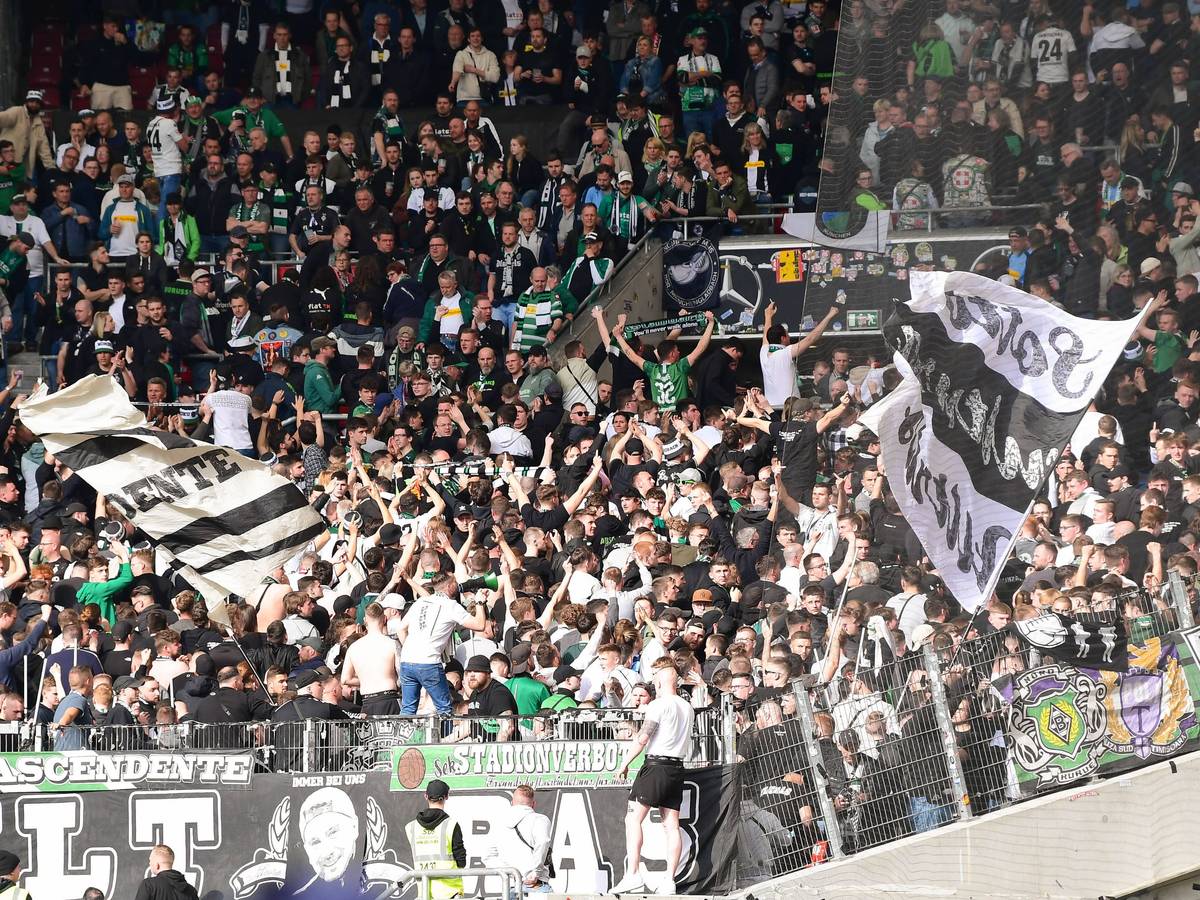 Fans von Borussia Mönchengladbach machen im Gästeblock des Stuttgarter Stadions deutlich, was sie von den sportlichen Leistungen ihrer Mannschaft halten. Sie wenden sich demonstrativ nach dem 1:2 beim VfB (29. April 2023) vom eigenen Team ab.