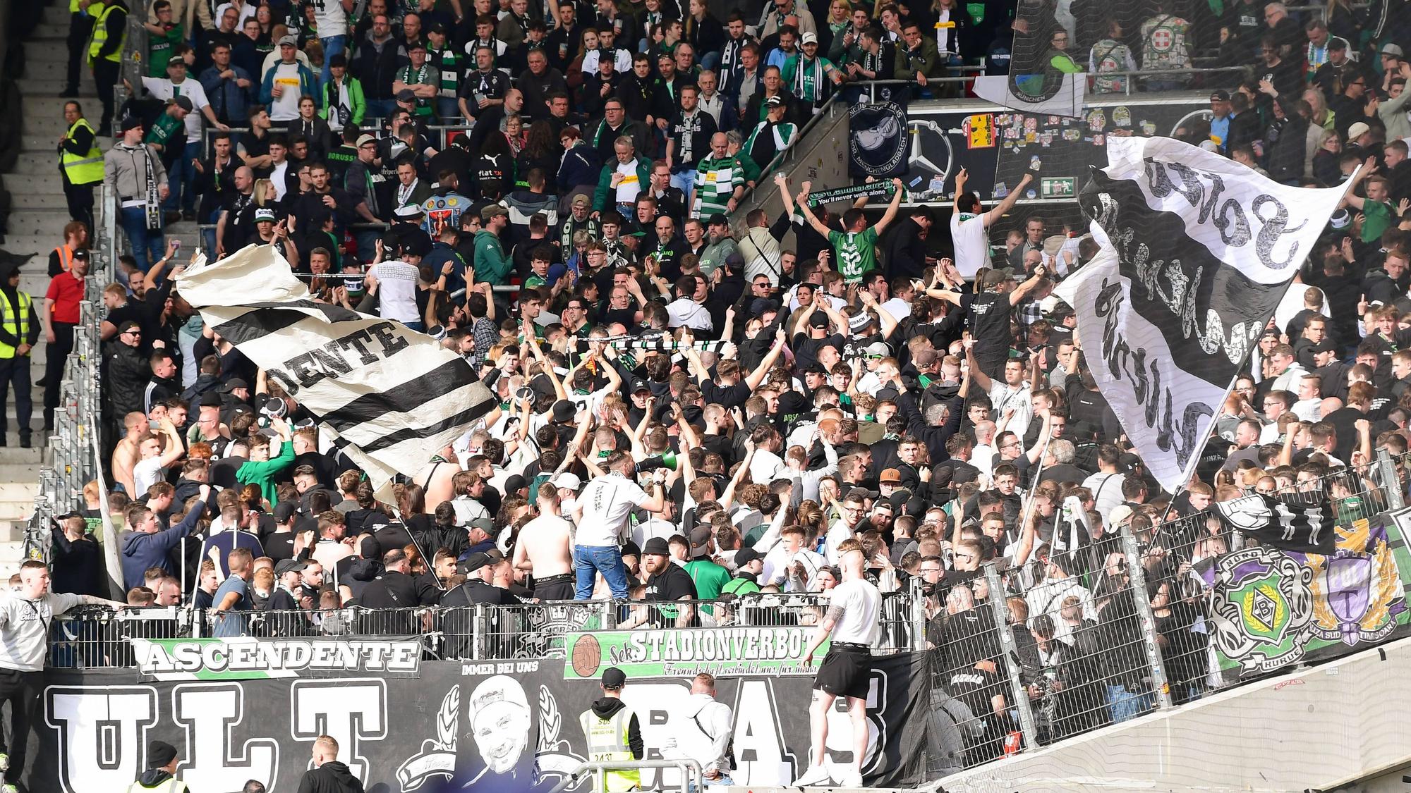 Fans von Borussia Mönchengladbach machen im Gästeblock des Stuttgarter Stadions deutlich, was sie von den sportlichen Leistungen ihrer Mannschaft halten. Sie wenden sich demonstrativ nach dem 1:2 beim VfB (29. April 2023) vom eigenen Team ab.
