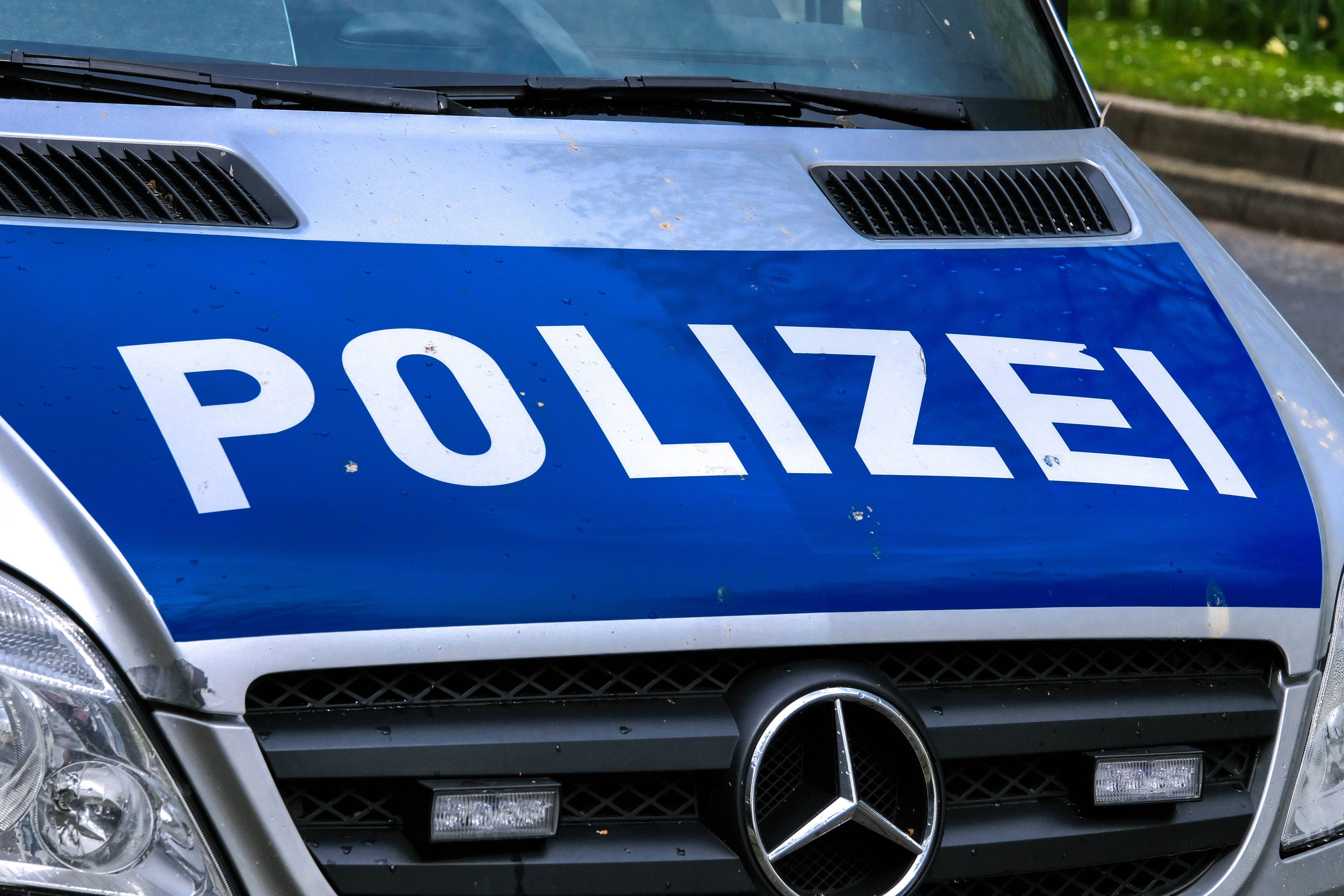 Dieses Symbolfoto zeigt einen Polizeiwagen im Einsatz. Das Bild ist am 23. April 2023 aufgenommen worden. Zu sehen ist die Motorhaube des Fahrzeugs mit der Aufschrift Polizei.