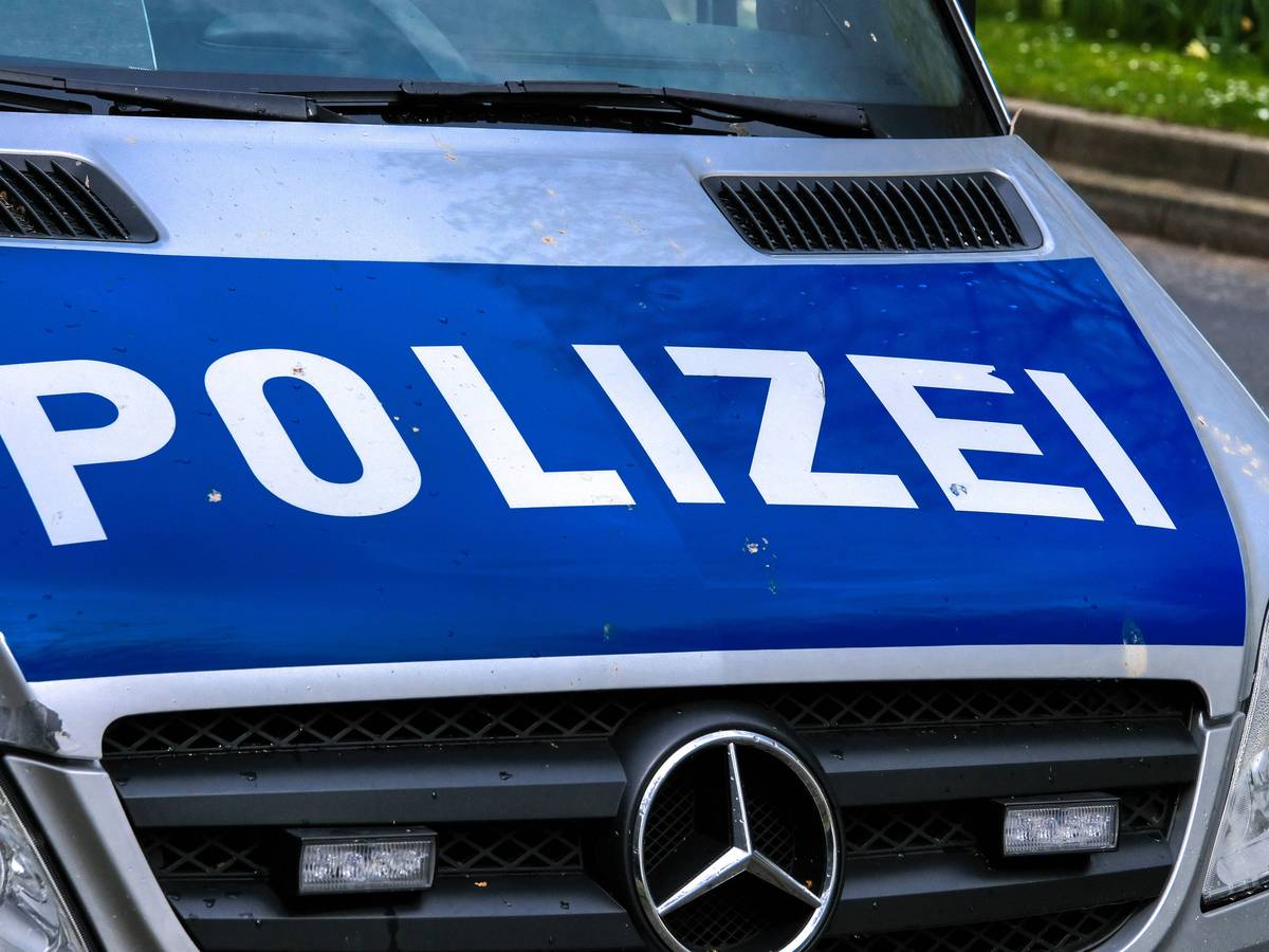 Dieses Symbolfoto zeigt einen Polizeiwagen im Einsatz. Das Bild ist am 23. April 2023 aufgenommen worden. Zu sehen ist die Motorhaube des Fahrzeugs mit der Aufschrift Polizei.