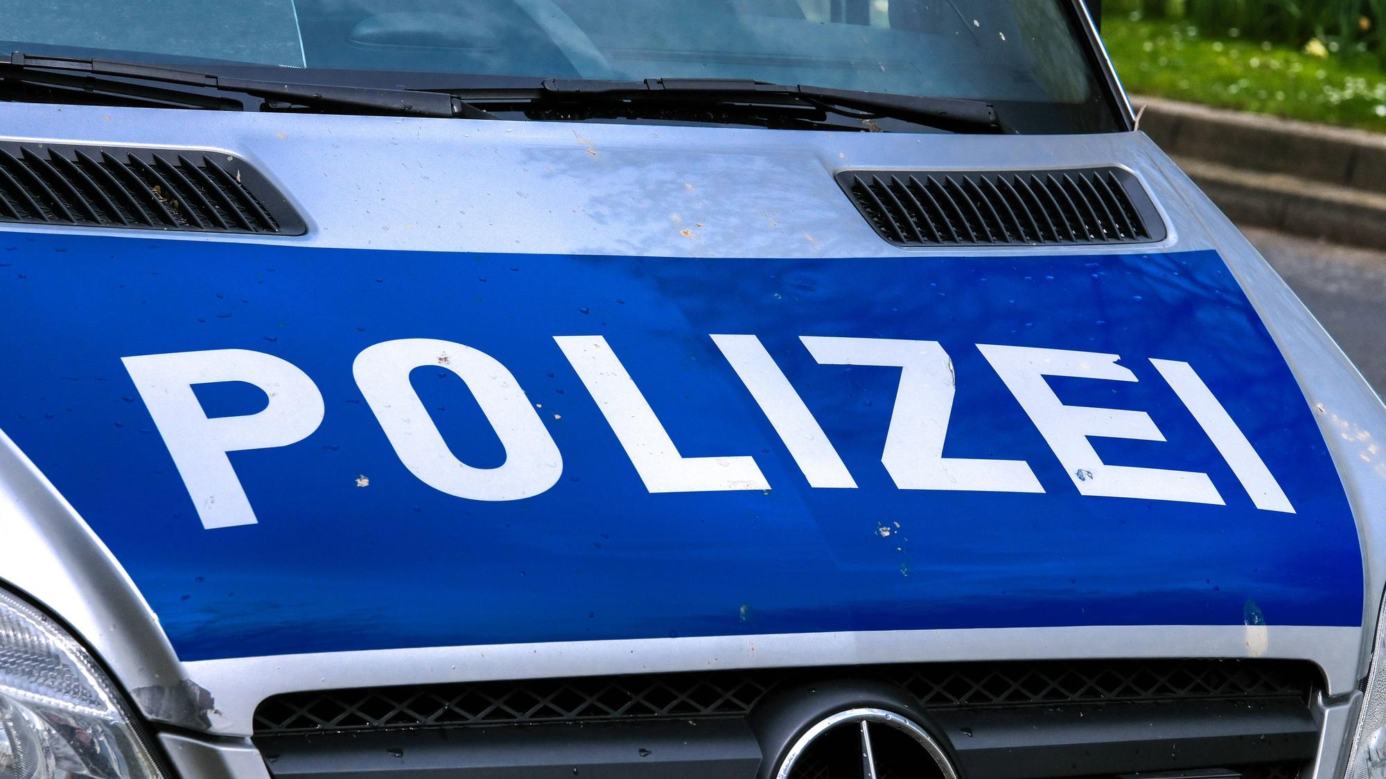 Dieses Symbolfoto zeigt einen Polizeiwagen im Einsatz. Das Bild ist am 23. April 2023 aufgenommen worden. Zu sehen ist die Motorhaube des Fahrzeugs mit der Aufschrift Polizei.