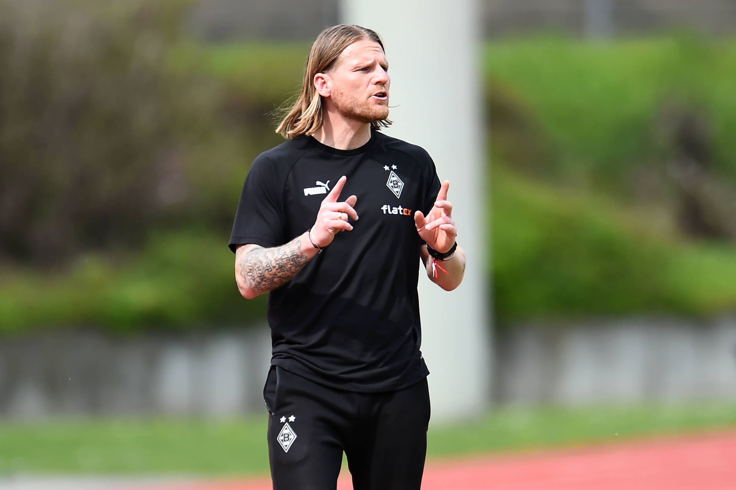 Eugen Polanski, Trainer der U23 von Borussia Mönchengladbach, gibt im Regionalliga-West-Derby gegen den 1. FC Köln II (22. April 2023) Anweisungen an der Seitenlinie.