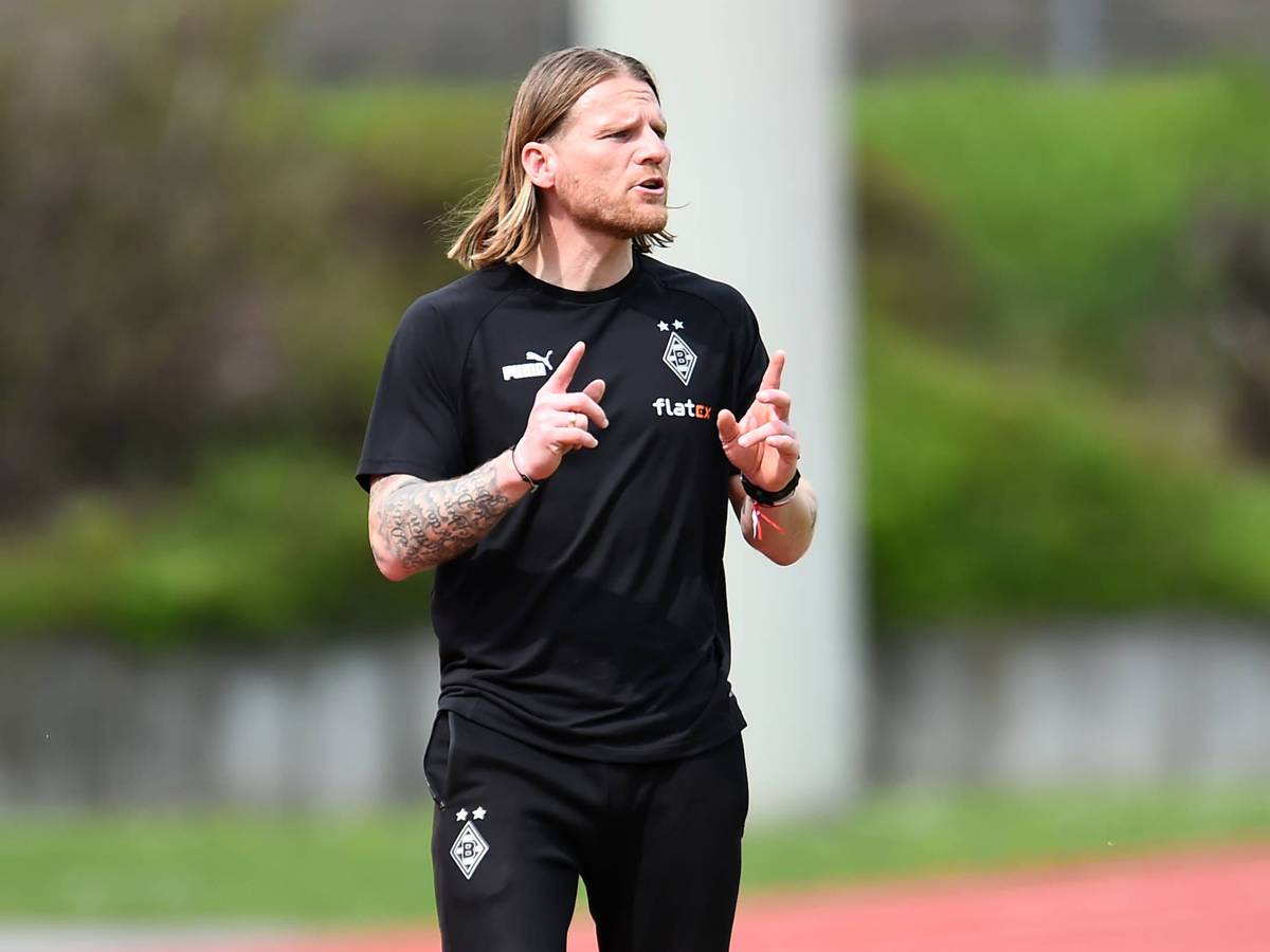 Eugen Polanski, Trainer der U23 von Borussia Mönchengladbach, gibt im Regionalliga-West-Derby gegen den 1. FC Köln II (22. April 2023) Anweisungen an der Seitenlinie.