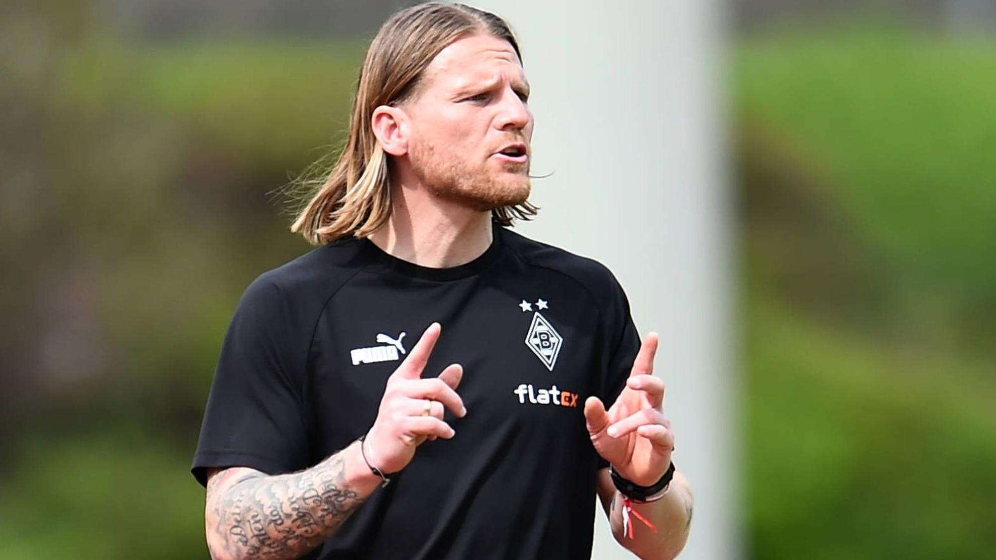 Eugen Polanski, Trainer der U23 von Borussia Mönchengladbach, Anweisungen an der Seitenlinie. Dieses Foto zeigt ihn am 22. April 2023. Er gestikuliert mit seinen Händen.
