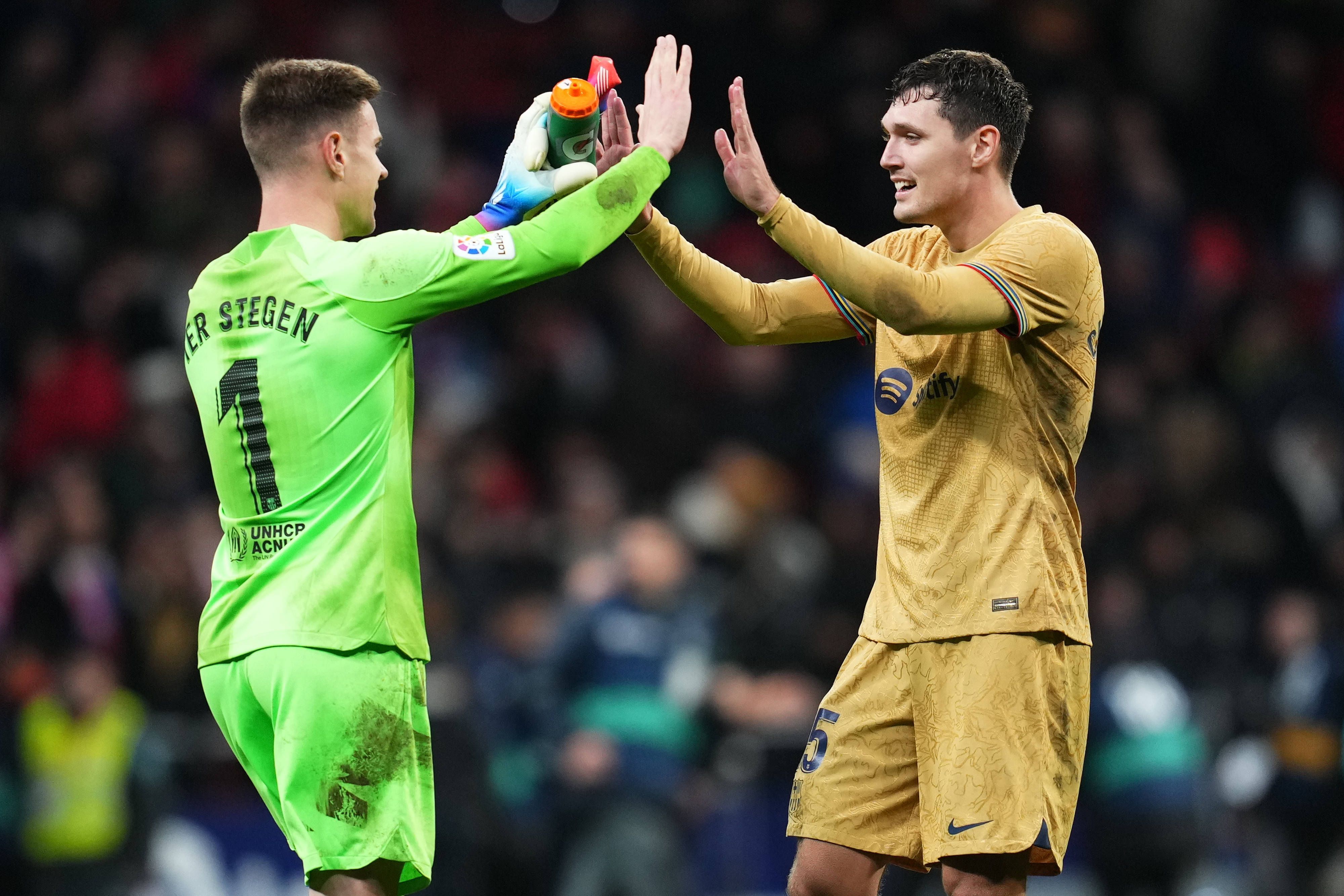 Zwei Ex-Gladbach-Stars in Diensten des FC Barcelona: Torwart Marc-André ter Stegen (l.) und Verteidiger Andreas Christensen (r.). Das Barca-Duo ist auf diesem Bild am 8. Januar 2023 zu sehen.