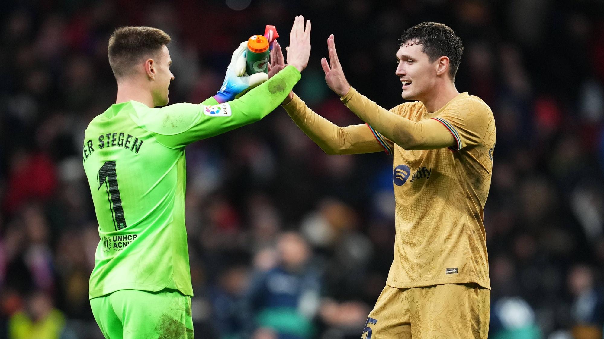 Zwei Ex-Gladbach-Stars in Diensten des FC Barcelona: Torwart Marc-André ter Stegen (l.) und Verteidiger Andreas Christensen (r.). Das Barca-Duo ist auf diesem Bild am 8. Januar 2023 zu sehen.