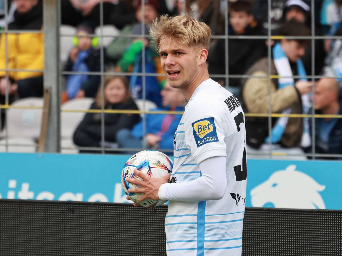 Leandro Morgalla hält beim Drittligaspiel von 1860 München gegen den VfL Osnabrück am 8. April 2023 den Ball zum Einwurf in der Hand.