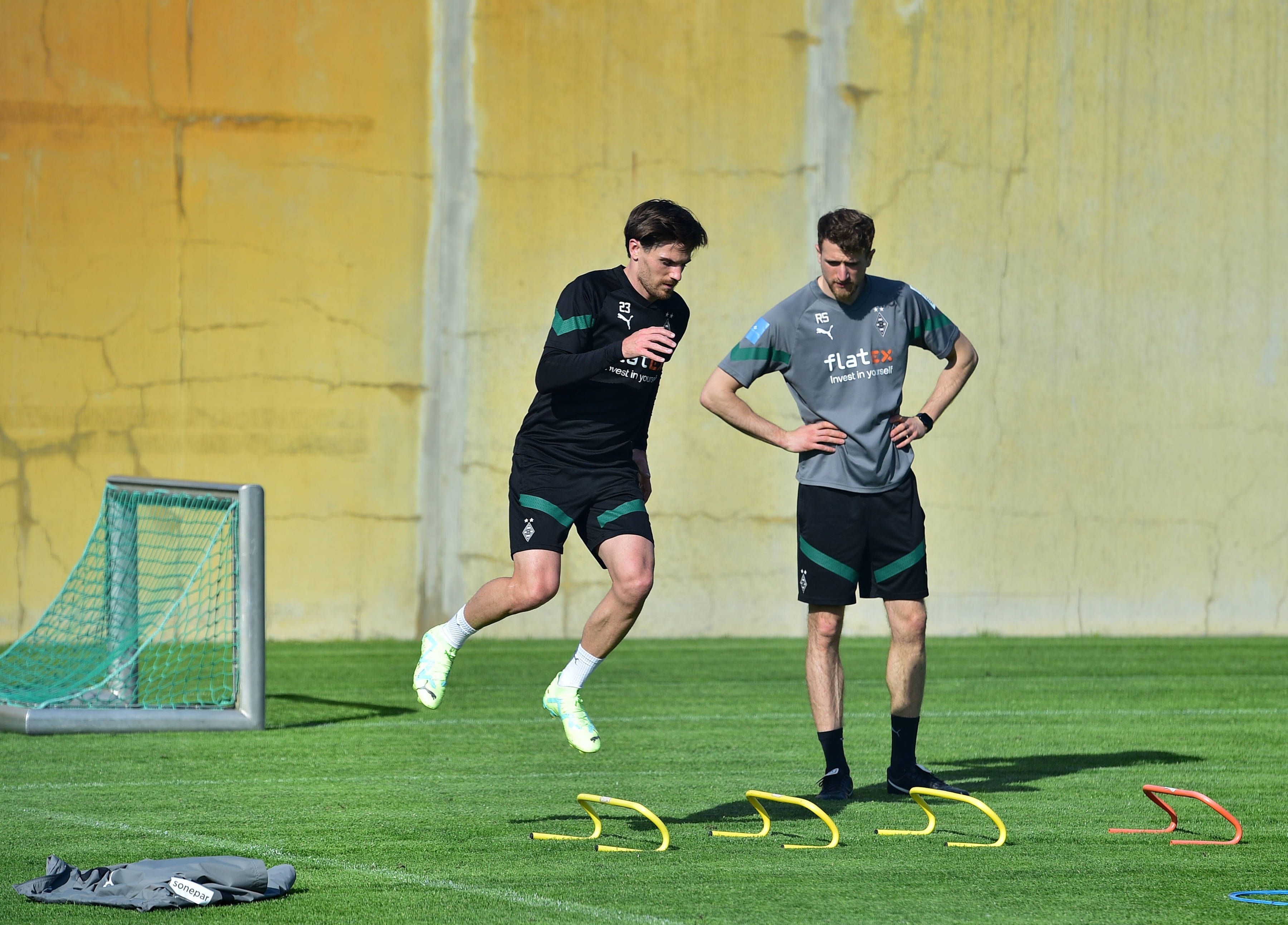 Jonas Hofmann von Borussia Mönchengladbach trainiert am 2. Mai 2023 individuell mit Athletiktrainer Roman Steinweg. Hofmann springt über kleine gelbe Hürden.