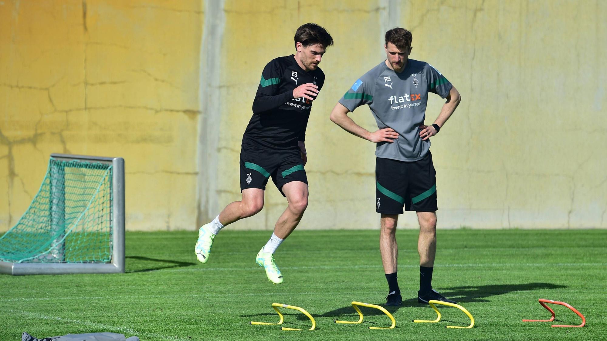 Jonas Hofmann von Borussia Mönchengladbach trainiert am 2. Mai 2023 individuell mit Athletiktrainer Roman Steinweg. Hofmann springt über kleine gelbe Hürden.
