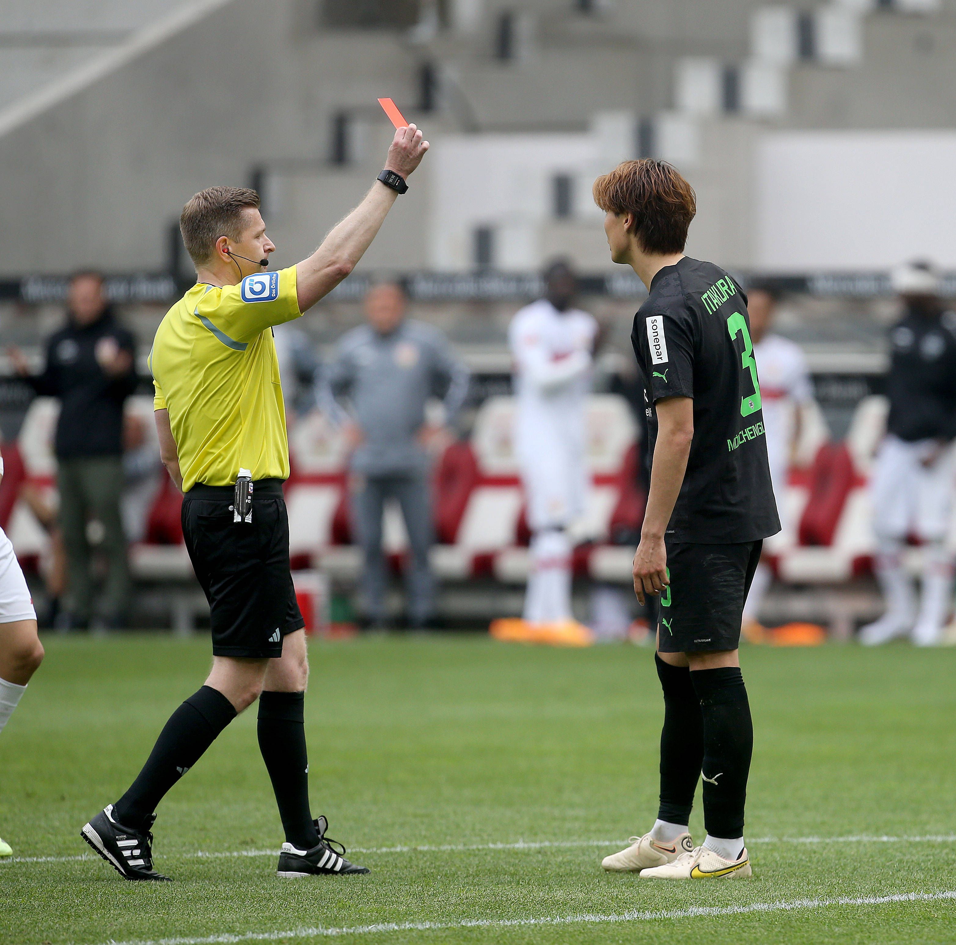 Schiedsrichter Tobias Welz (l.) zeigt Ko Itakura von Borussia Mönchengladbach im Spiel beim VfB Stuttgart (29. April 2023) die Rote Karte.