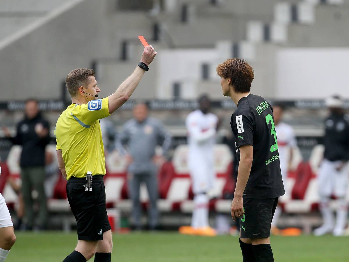 Schiedsrichter Tobias Welz (l.) zeigt Ko Itakura von Borussia Mönchengladbach im Spiel beim VfB Stuttgart (29. April 2023) die Rote Karte.