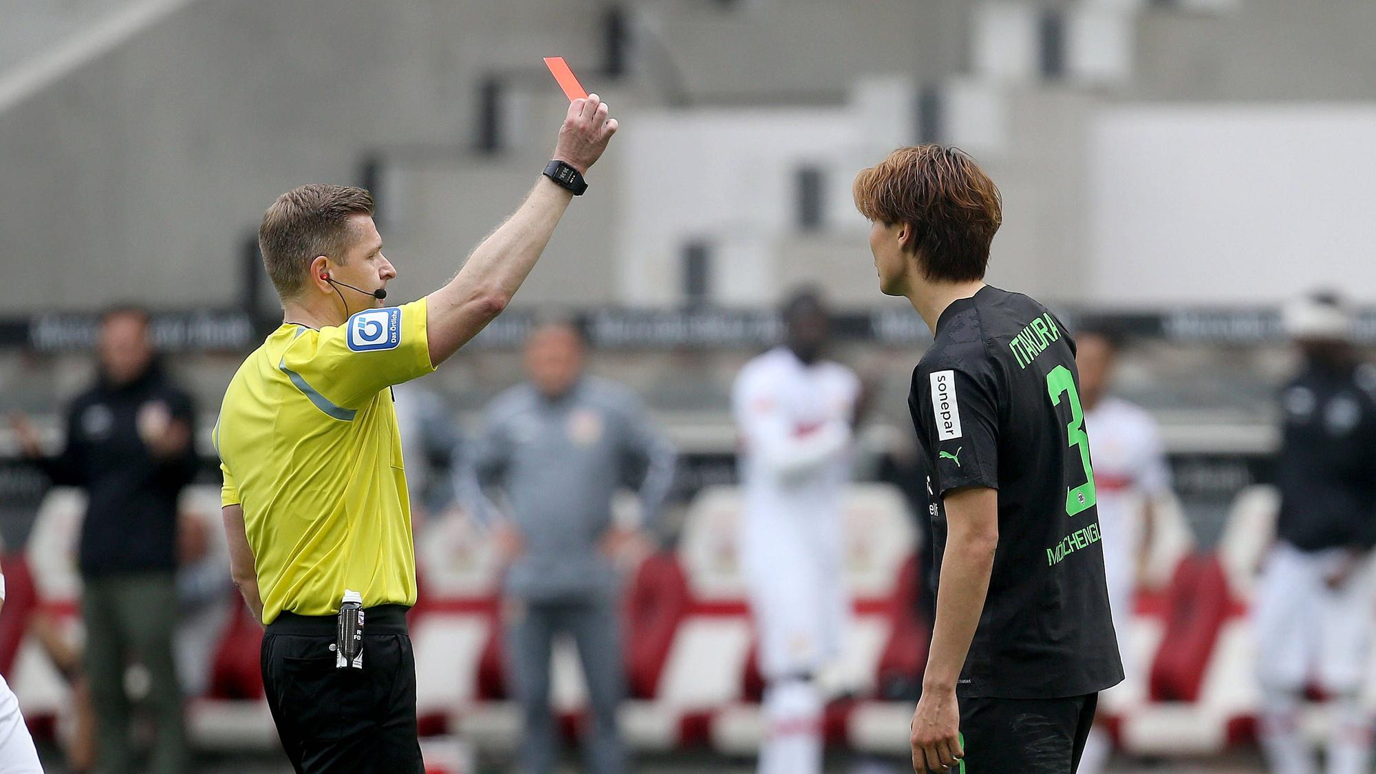 Schiedsrichter Tobias Welz (l.) zeigt Ko Itakura von Borussia Mönchengladbach im Spiel beim VfB Stuttgart (29. April 2023) die Rote Karte.