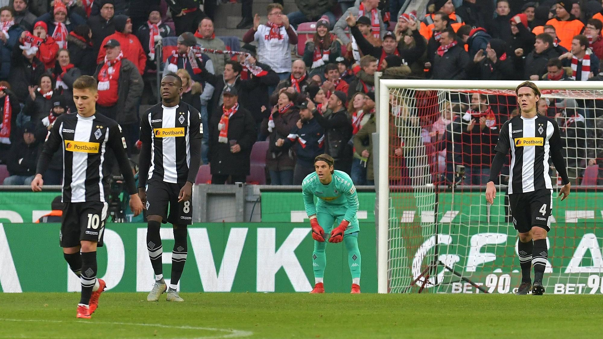 Jannik Vestergaard (r.) schaut nach einem Gegentreffer im Bundesliga-Spiel von Borussia Mönchengladbach beim 1. FC Köln am 14. Januar 2018 konsterniert nach vorne. Das Foto zeigt den Dänen mit seinen damaligen Gladbach-Mitspielern Thorgan Hazard, Denis Zakaria und Yann Sommer (v.l.n.r.).