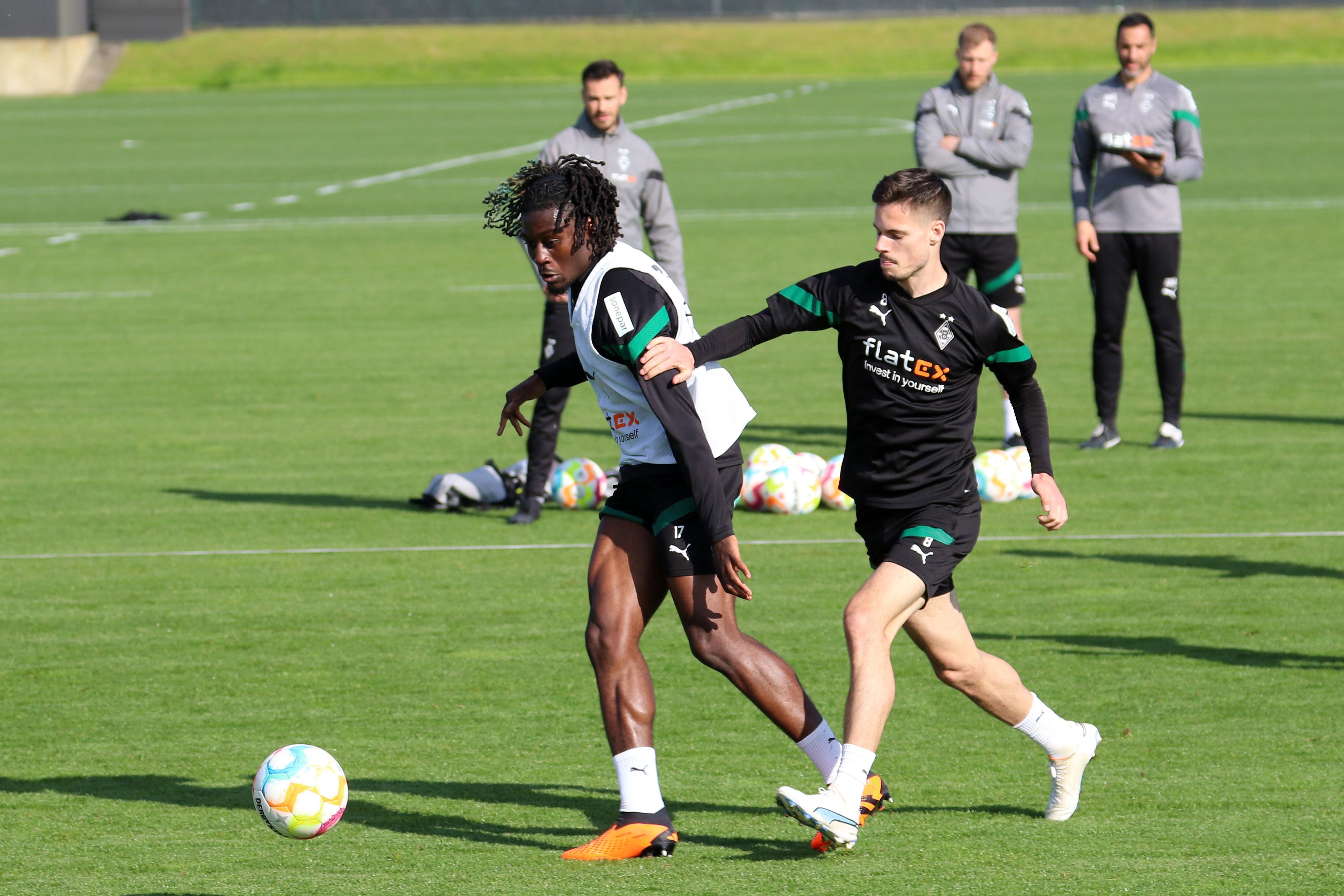 Manu Koné (l.) führt im Training von Borussia Mönchengladbach am 2. Mai 2023 einen Zweikampf mit Julian Weigl.