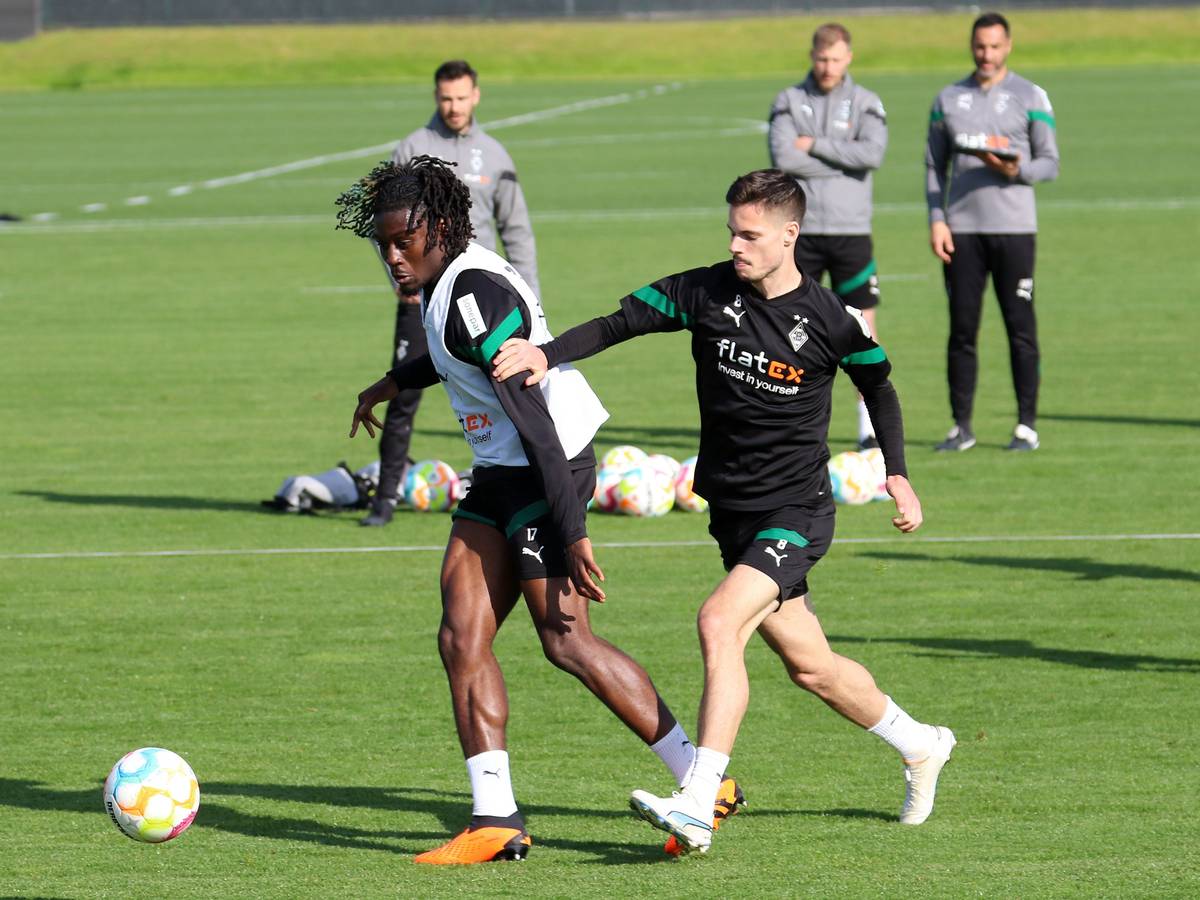 Manu Koné (l.) führt im Training von Borussia Mönchengladbach am 2. Mai 2023 einen Zweikampf mit Julian Weigl.