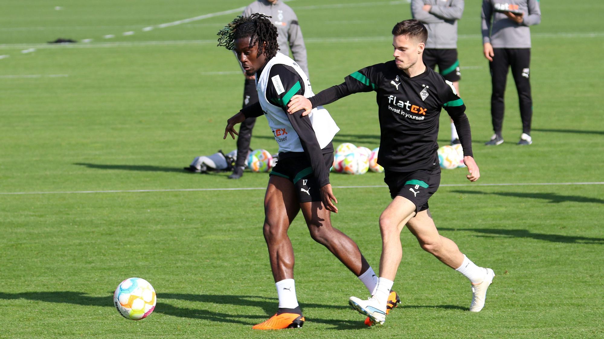 Manu Koné (l.) führt im Training von Borussia Mönchengladbach am 2. Mai 2023 einen Zweikampf mit Julian Weigl.