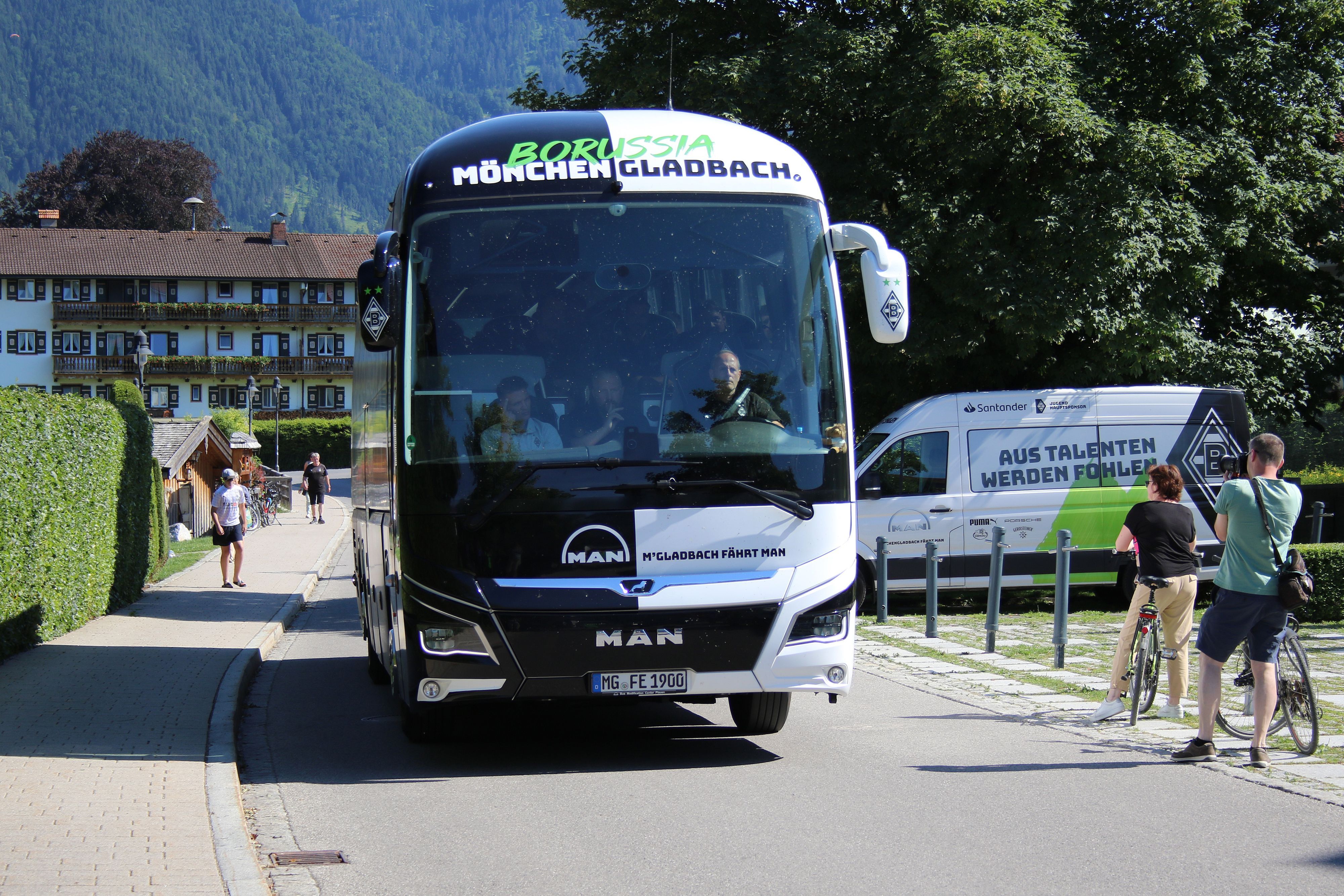 Der Mannschaftsbus von Borussia Mönchengladbach, hier bei der Ankunft im Trainingslager am Tegernsee am 3. Juli 2022.