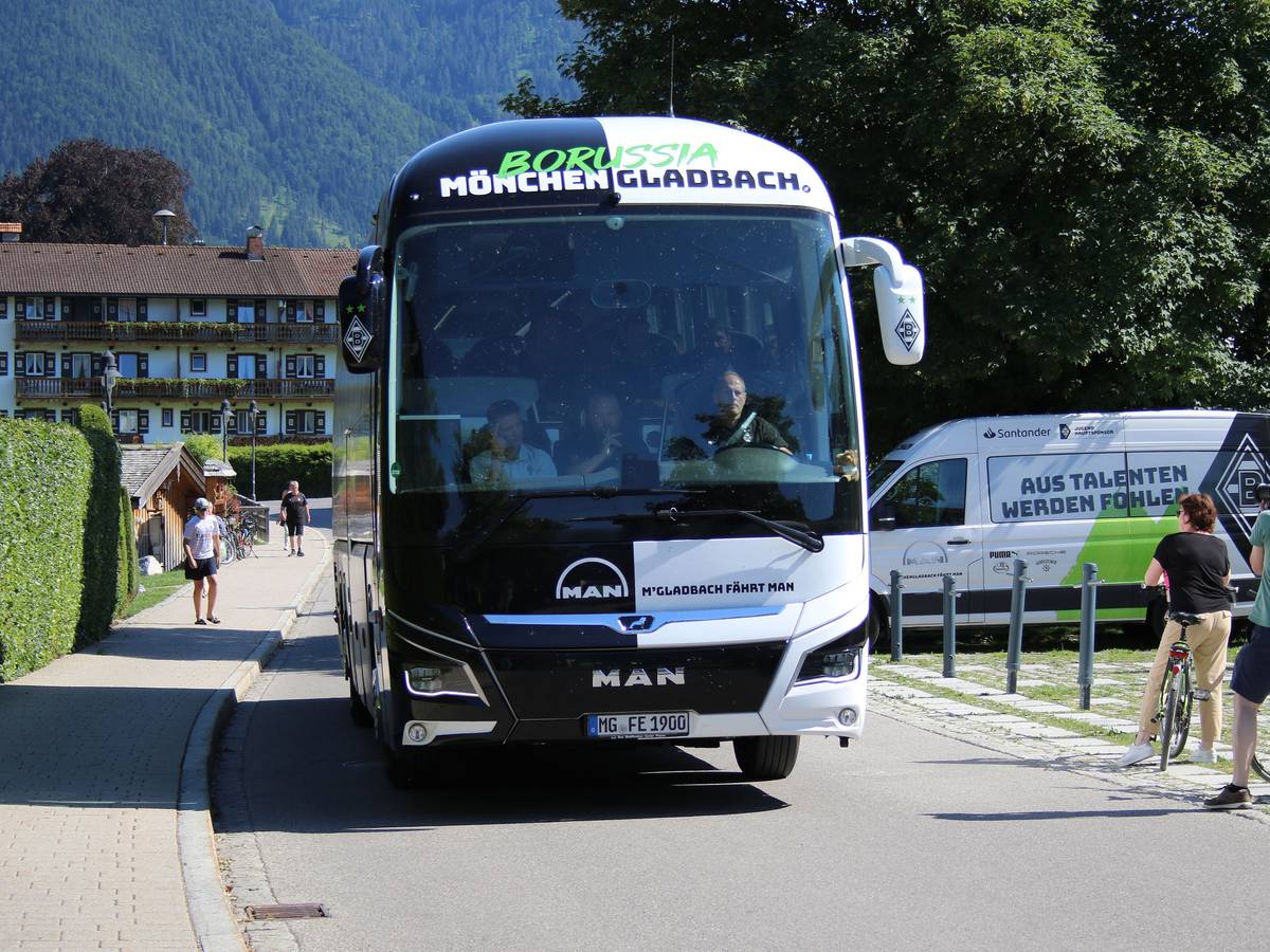 Der Mannschaftsbus von Borussia Mönchengladbach, hier bei der Ankunft im Trainingslager am Tegernsee am 3. Juli 2022.