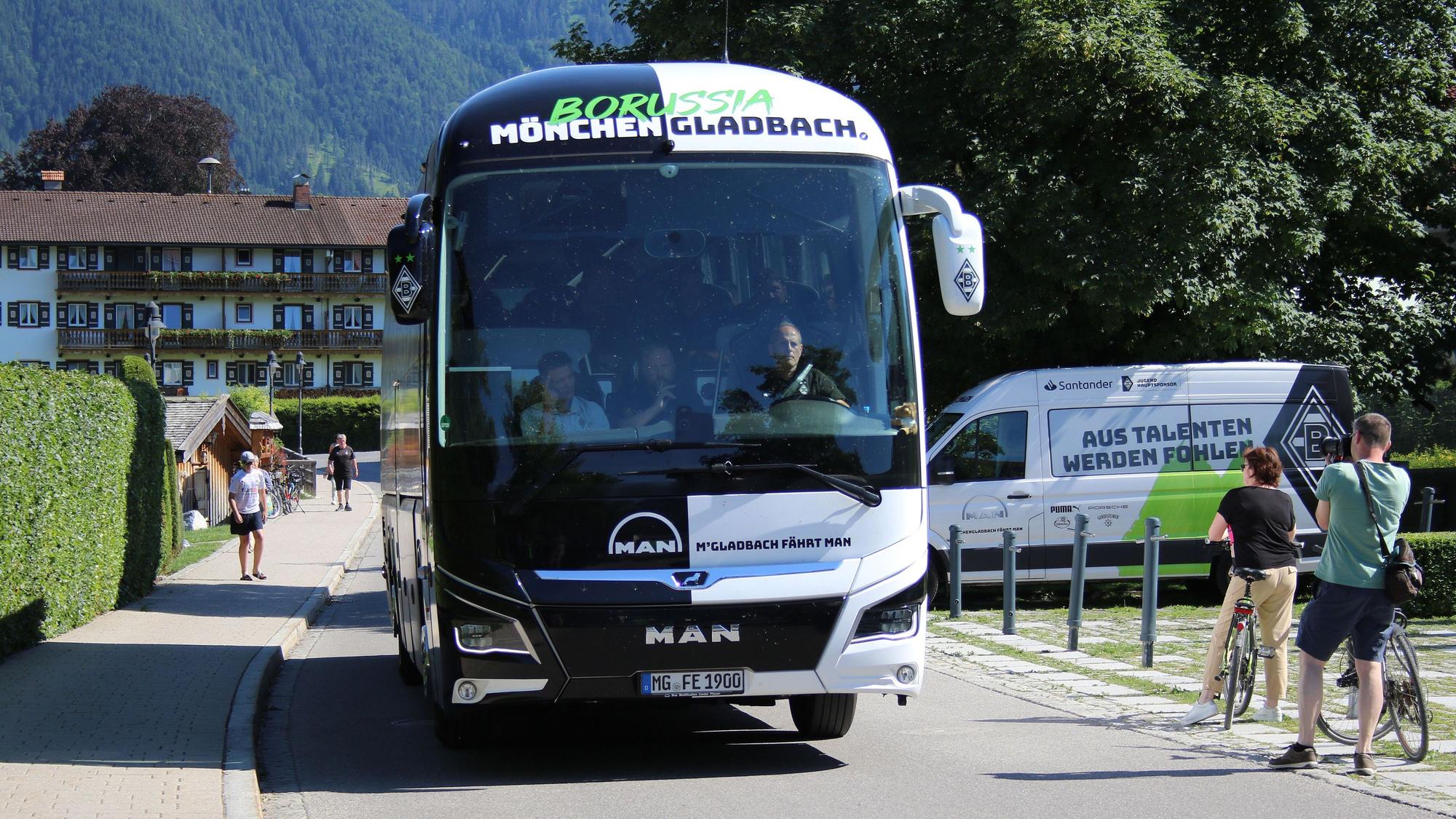Der Mannschaftsbus von Borussia Mönchengladbach, hier bei der Ankunft im Trainingslager am Tegernsee am 3. Juli 2022. Zu sehen ist der Busfahrer Marcus Breuer.