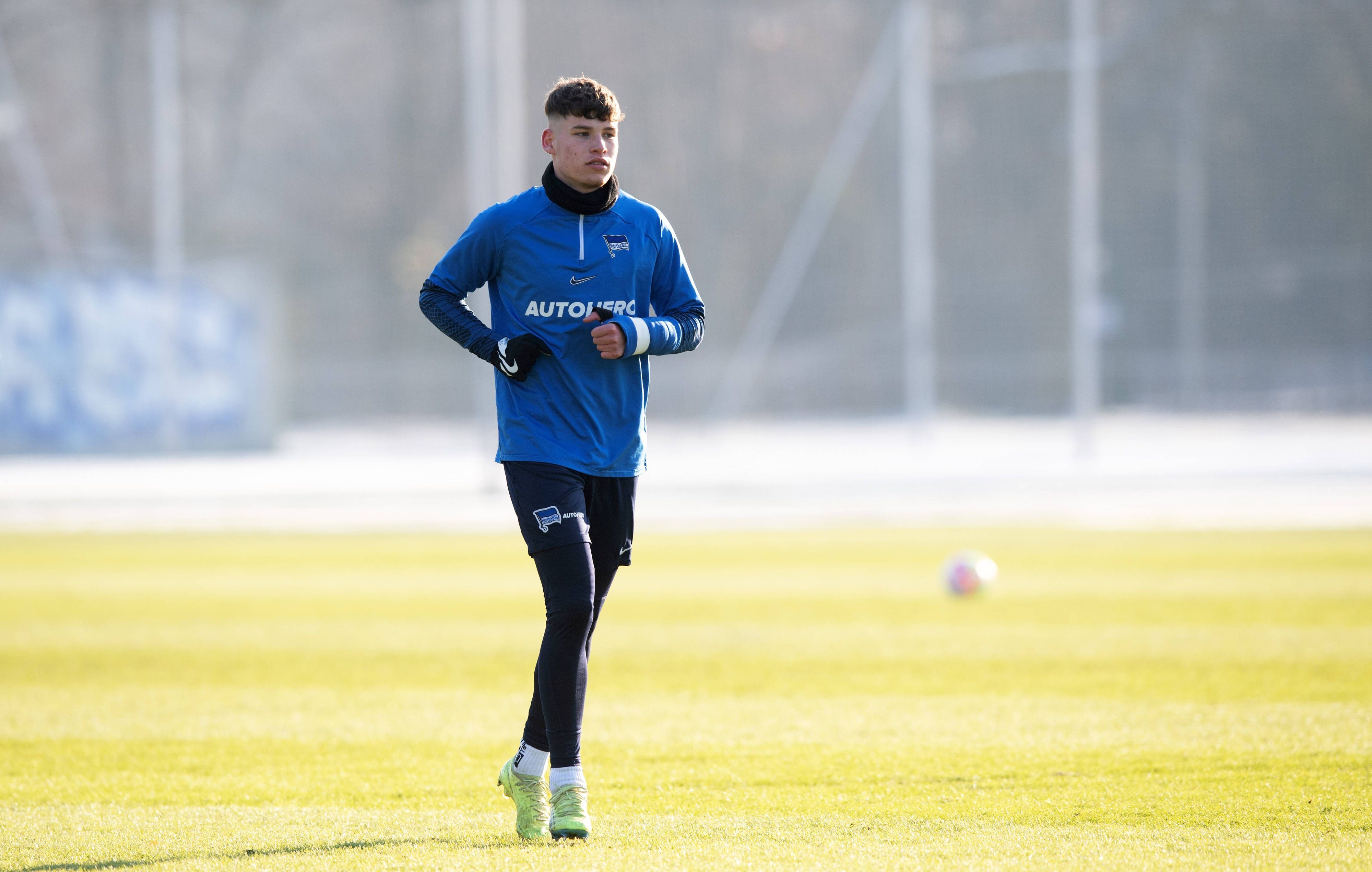 Linksverteidiger Lukas Ullrich, hier am 8. Februar 2023 im Training von Hertha BSC, wechselt ablösefrei zu Borussia Mönchengladbach.