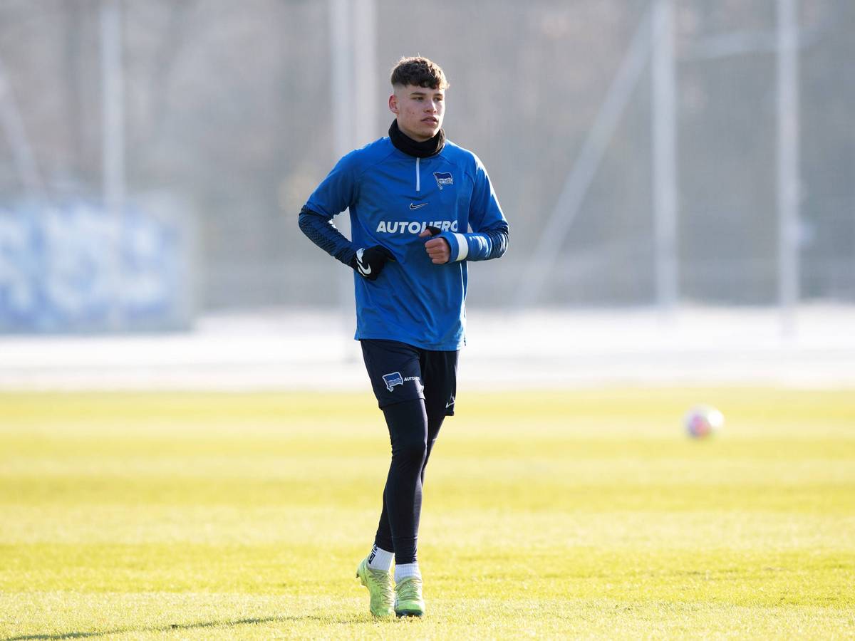 Linksverteidiger Lukas Ullrich, hier am 8. Februar 2023 im Training von Hertha BSC, wechselt ablösefrei zu Borussia Mönchengladbach.