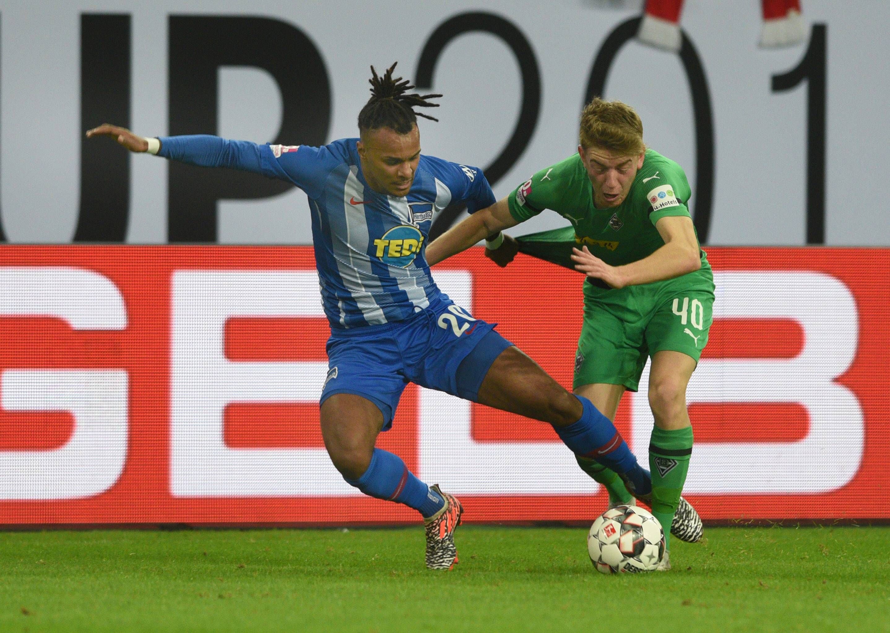 Das Foto zeigt Valentino Lazaro am 13. Januar 2019 im Trikot von Hertha BSC gegen Andreas Poulsen, seinen späteren Teamkollegen bei Borussia Mönchengladbach.