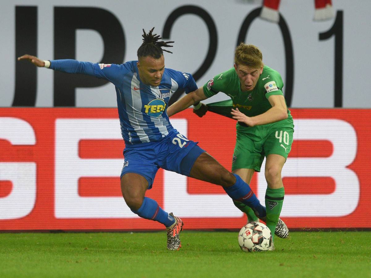 Das Foto zeigt Valentino Lazaro am 13. Januar 2019 im Trikot von Hertha BSC gegen Andreas Poulsen, seinen späteren Teamkollegen bei Borussia Mönchengladbach.