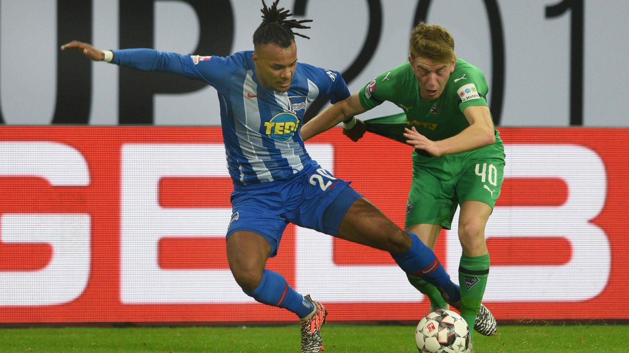 Das Foto zeigt Valentino Lazaro am 13. Januar 2019 im Trikot von Hertha BSC gegen Andreas Poulsen, seinen späteren Teamkollegen bei Borussia Mönchengladbach.