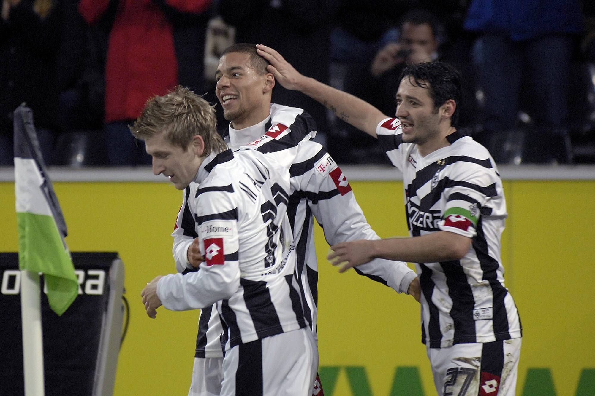 Das Offensiv-Trio bei Borussia Mönchengladbach in der Aufstiegssaison 2007/08. Marko Marin, Marcel Ndjeng und Oliver Neuville bejubeln einen Treffer am 23. November 2007.