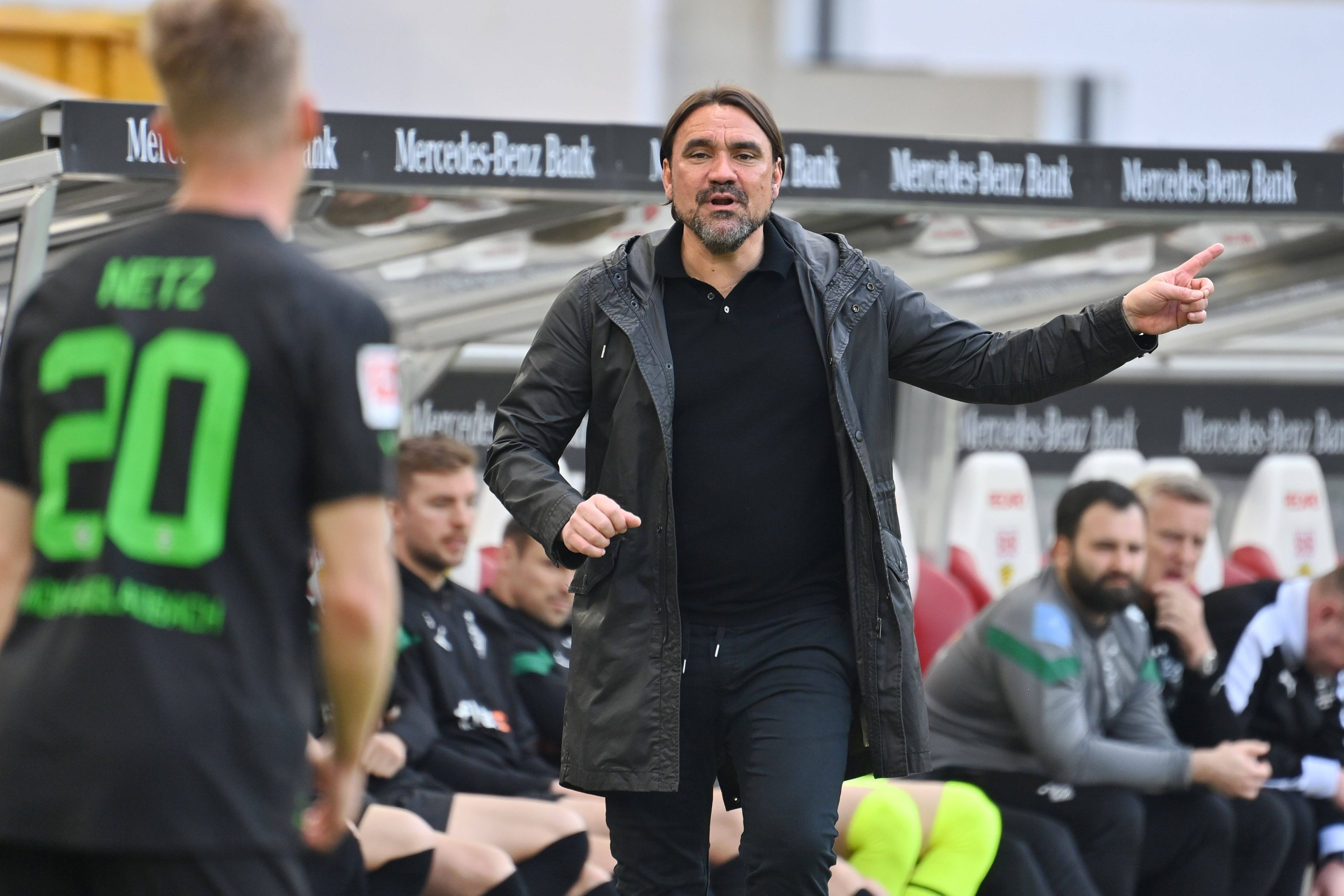 Daniel Farke gibt Luca Netz (l.) während des Bundesliga-Spiels von Borussia Mönchengladbach beim VfB Stuttgart am 29. April 2023 Instruktionen.